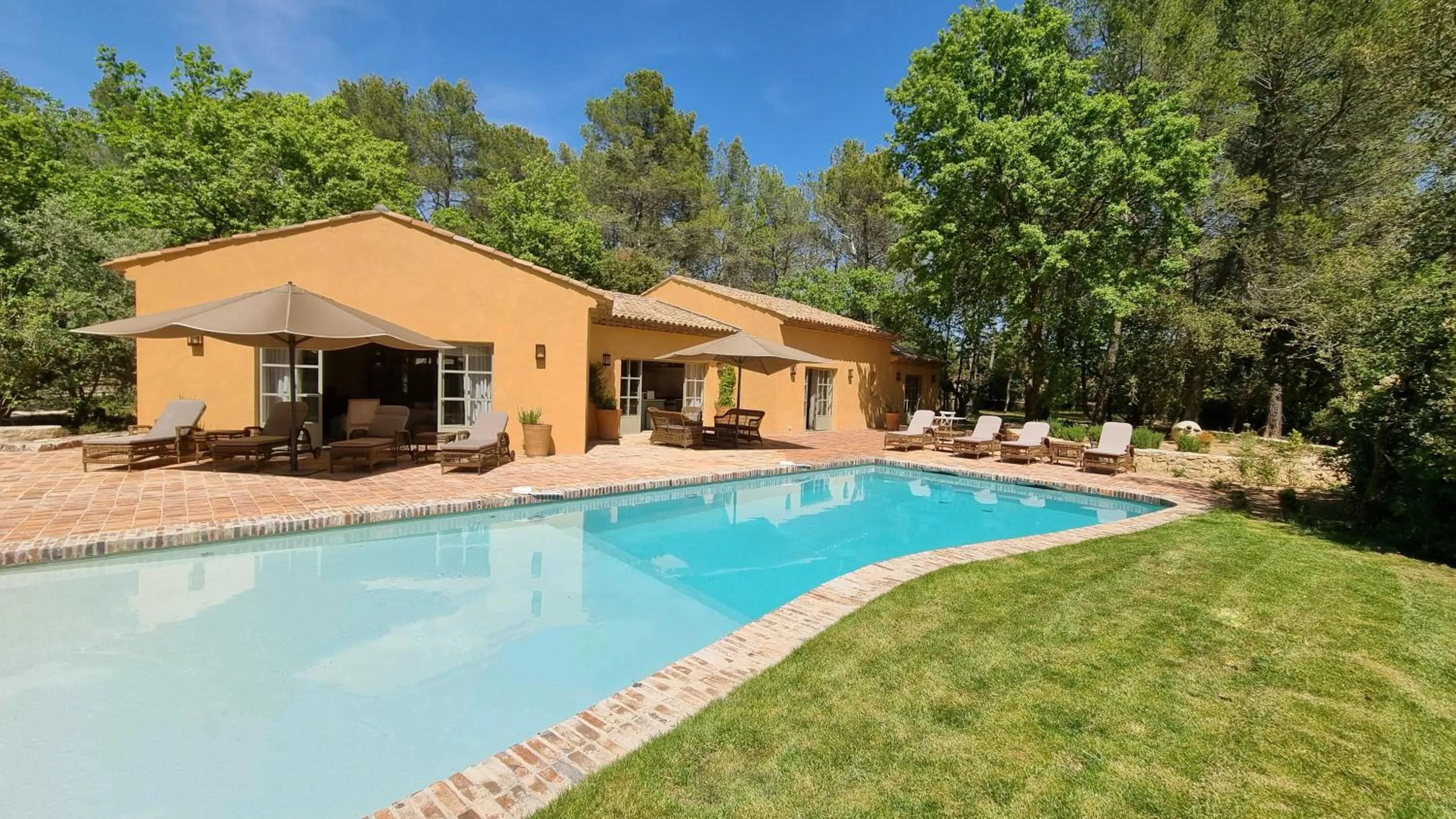 Property building in Château de Berne