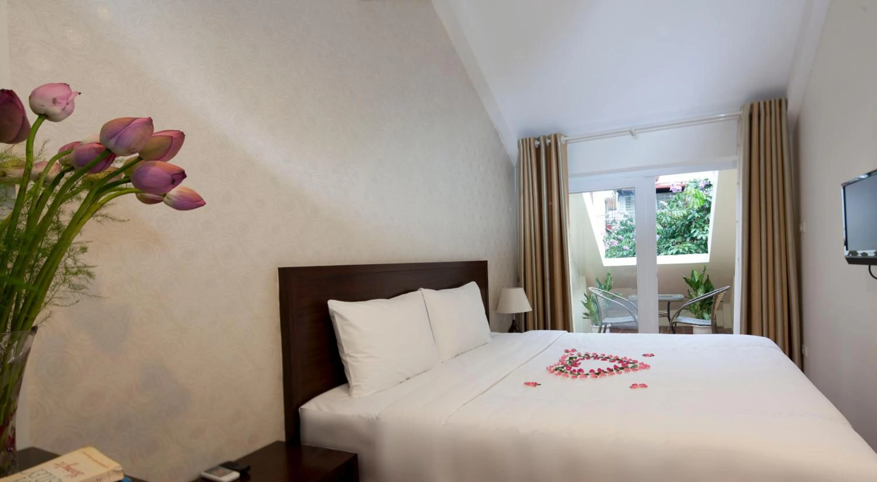 Photo of the whole room, Bed in Rising Dragon Legend Hotel