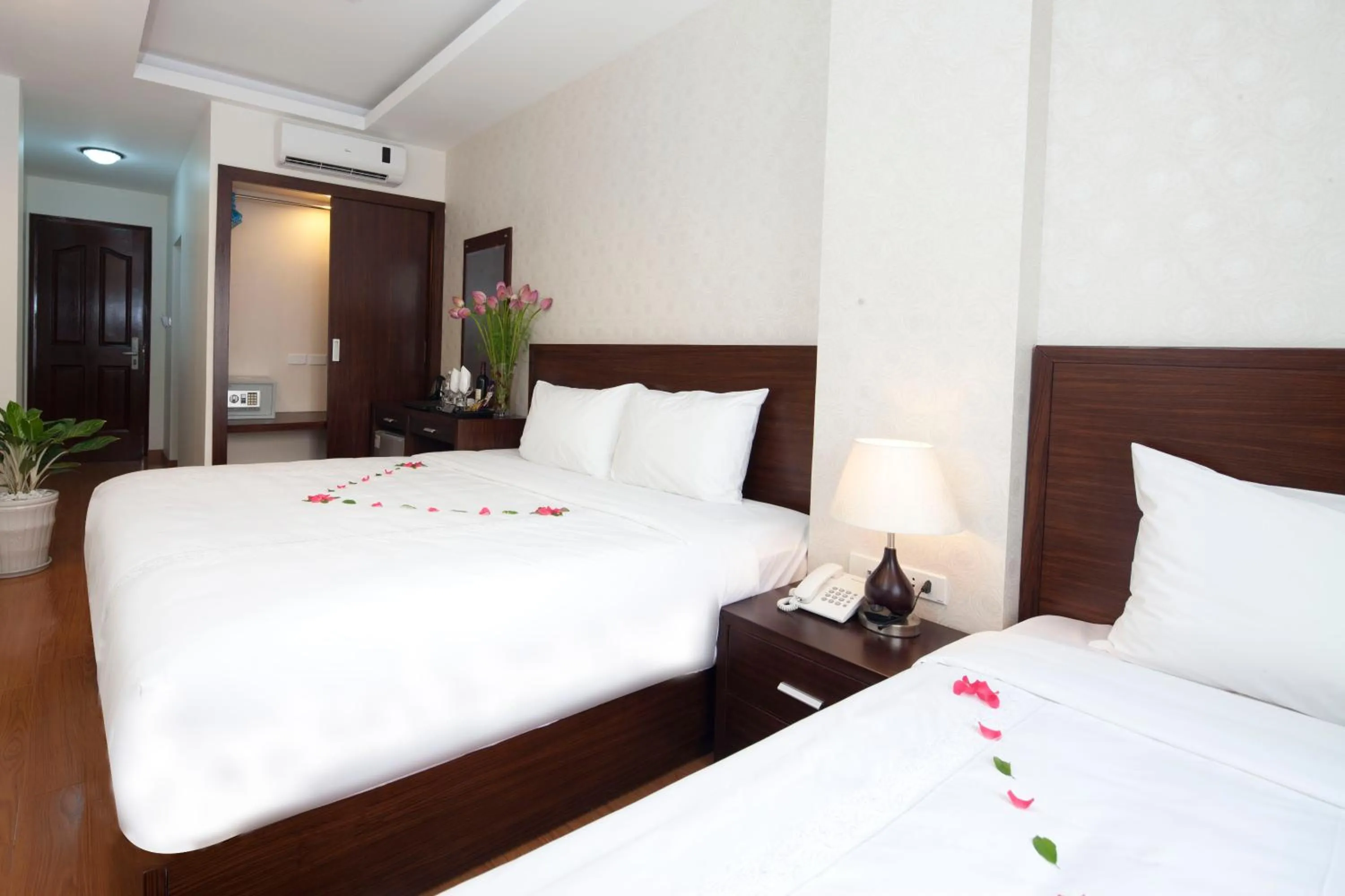 Bed in Rising Dragon Legend Hotel