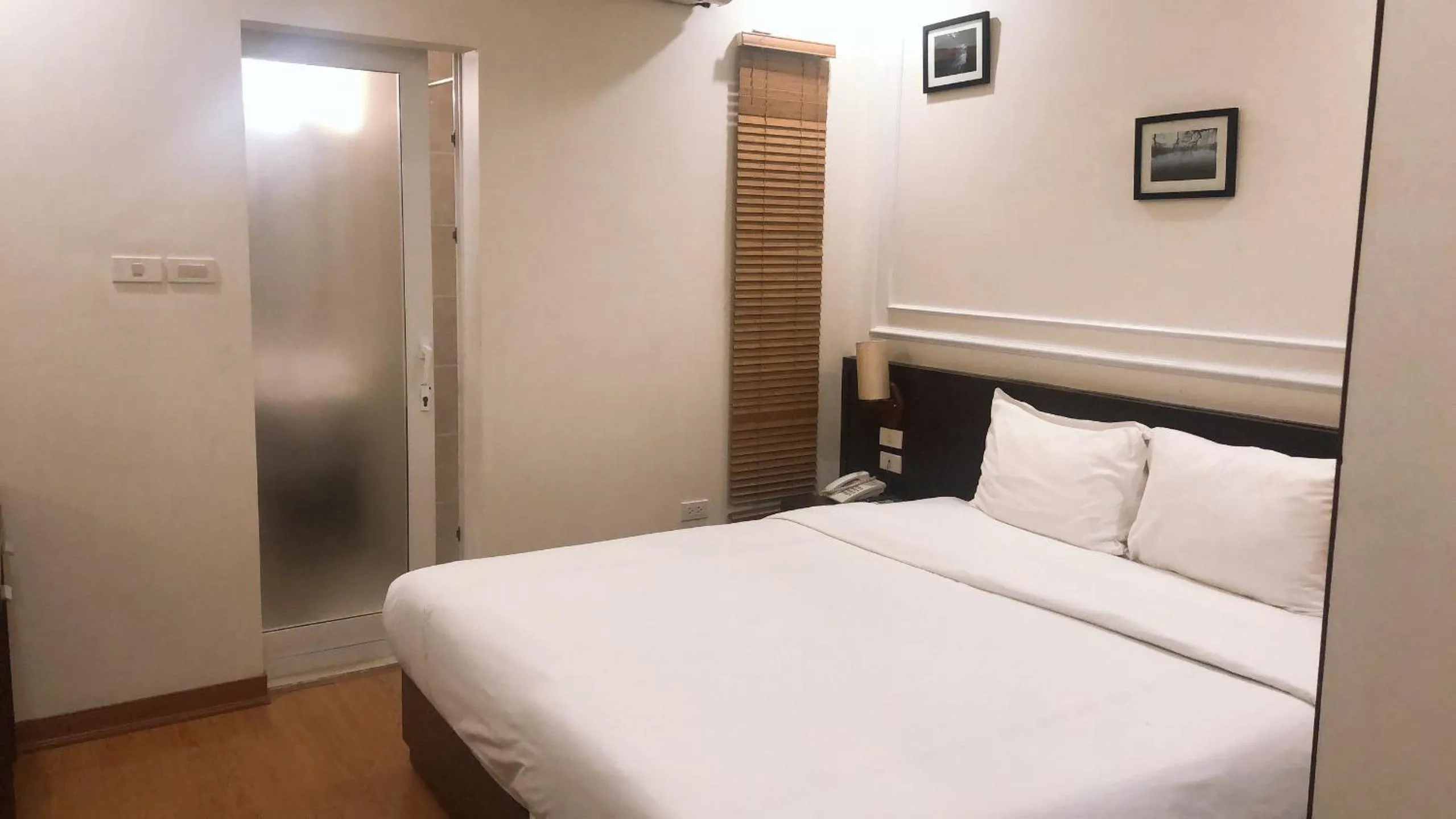 Bed in Rising Dragon Legend Hotel