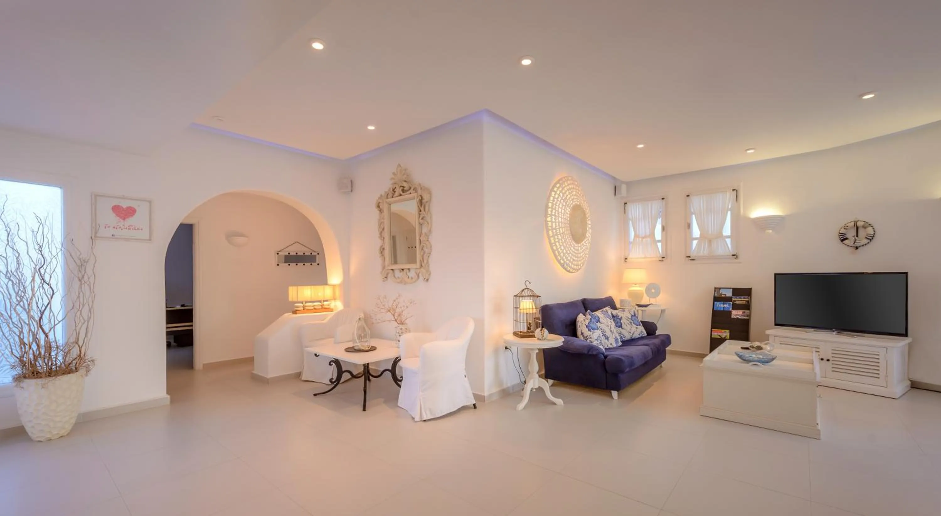 Communal lounge/ TV room in Aspalathras White Hotel