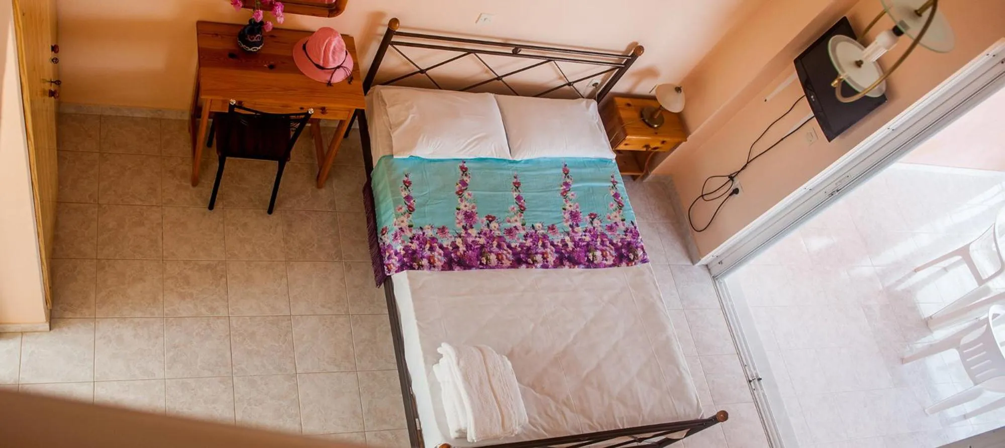 Bed in Paradise Studios