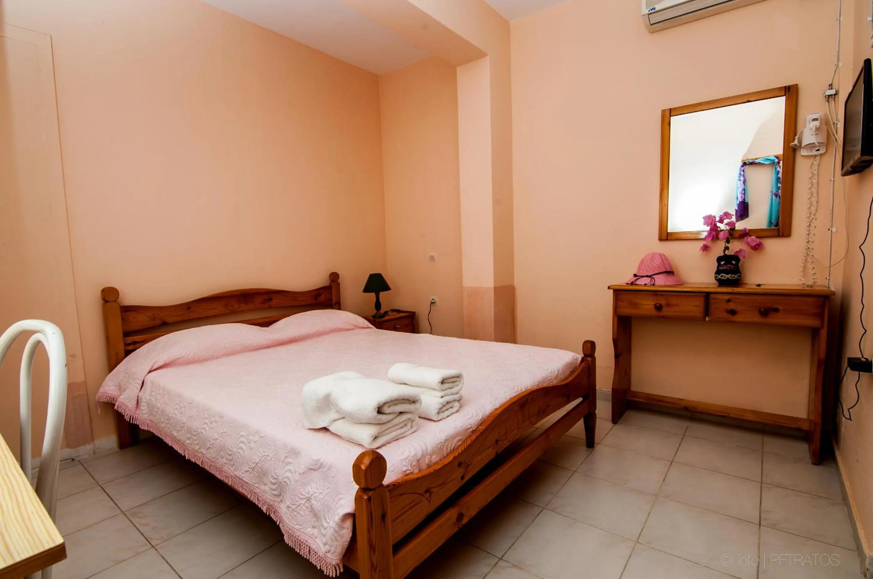 Photo of the whole room, Bed in Paradise Studios