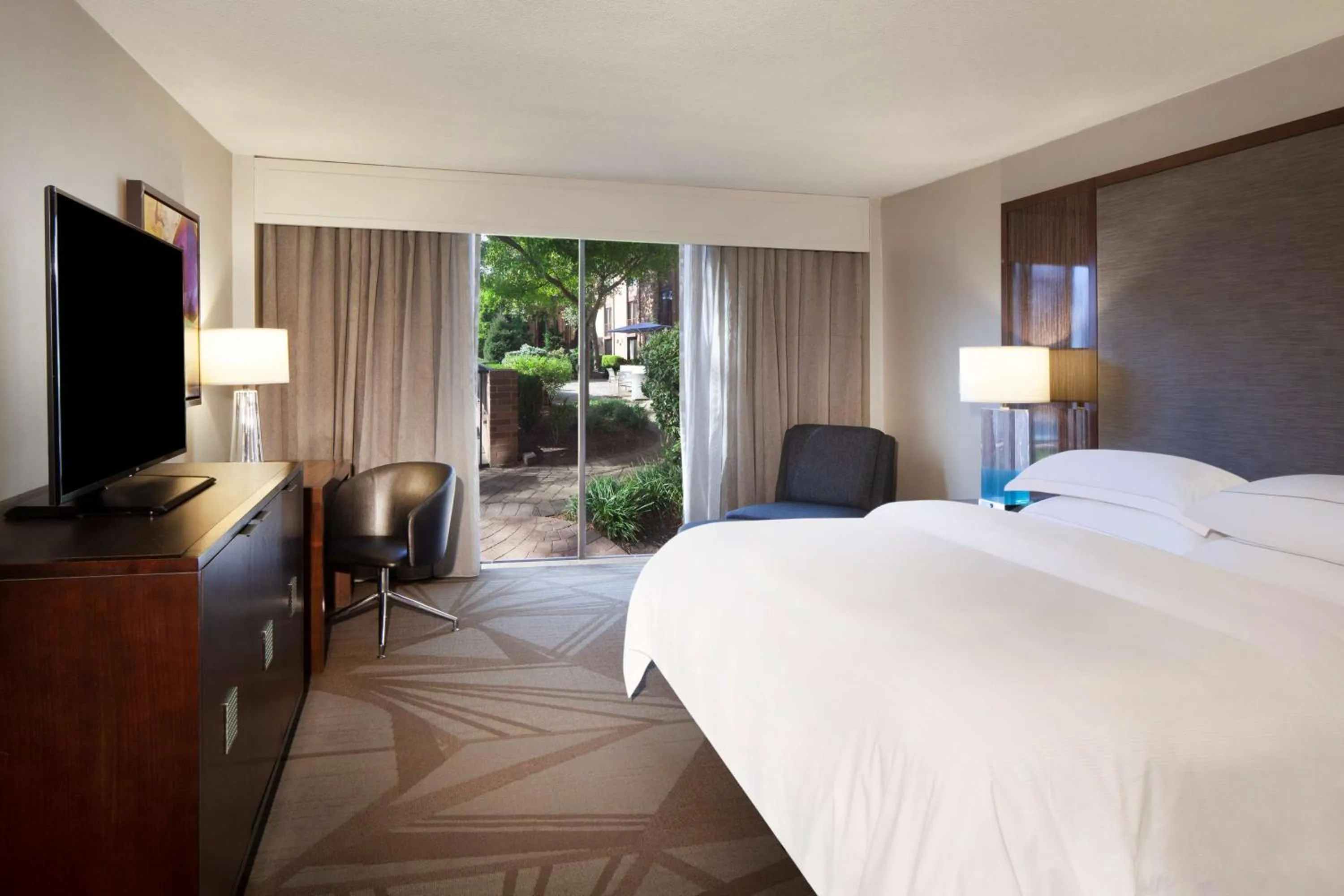 Bedroom, Bed in Hilton Parsippany