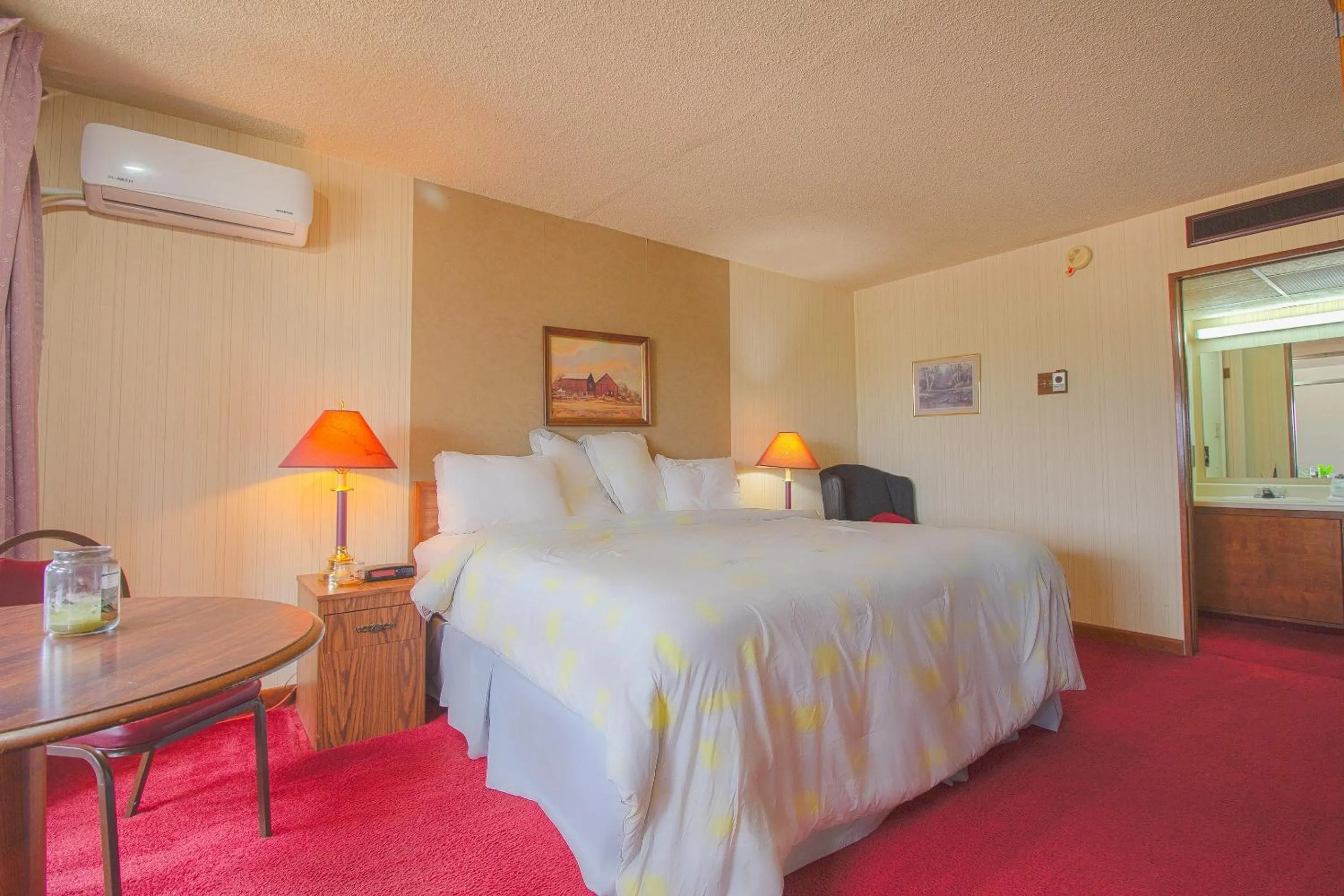 Bedroom, Bed in HomeTown Inn By OYO - Liberal, KS