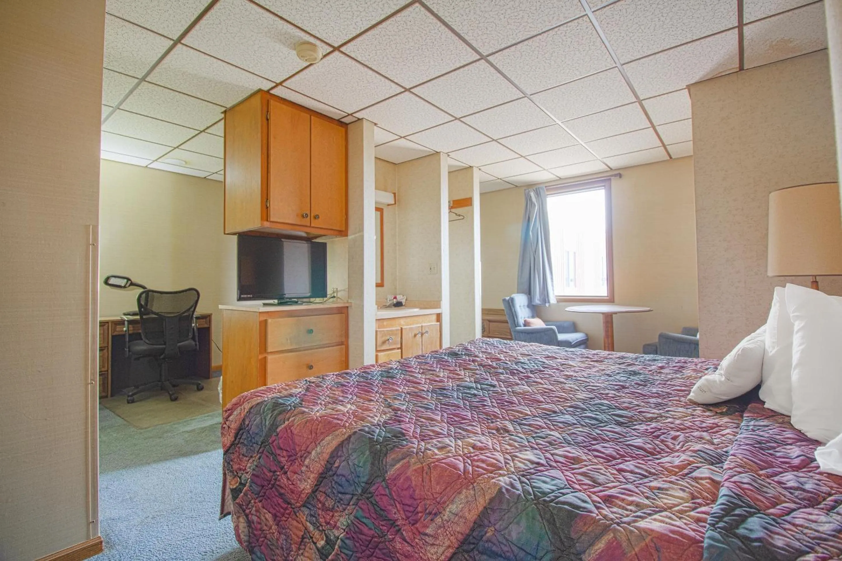 Bedroom, Bed in HomeTown Inn By OYO - Liberal, KS