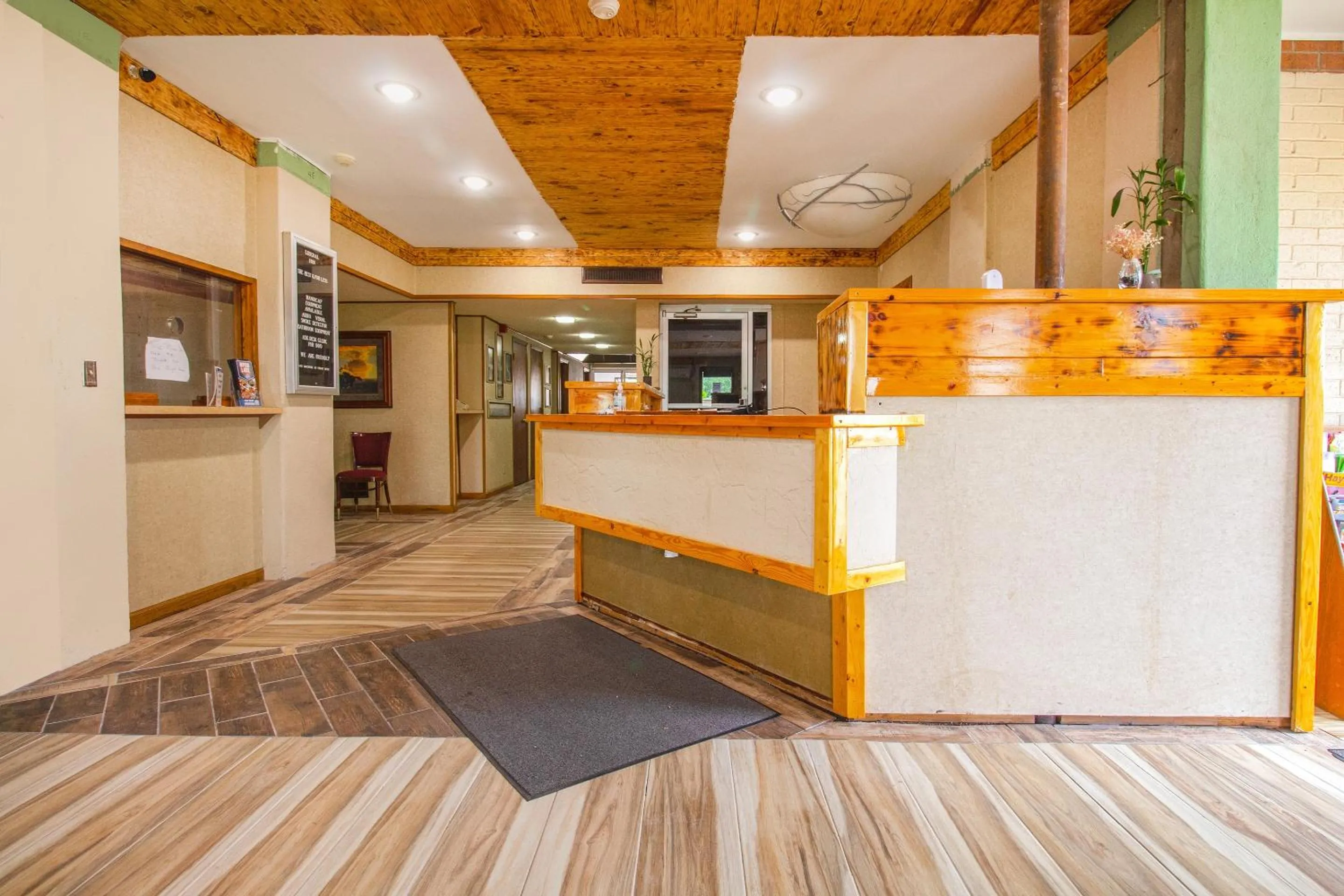 Lobby or reception in HomeTown Inn By OYO - Liberal, KS