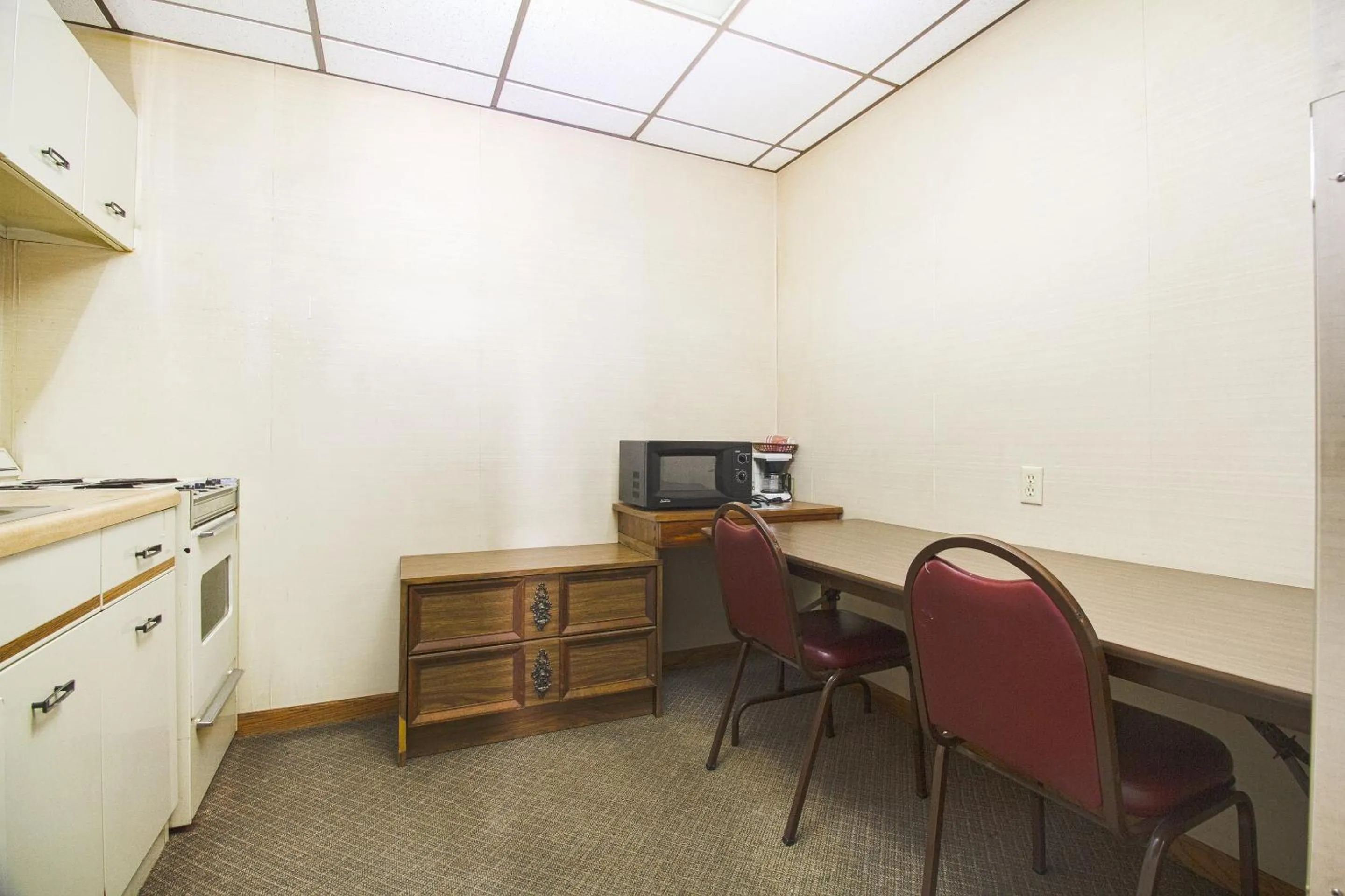 Bedroom in HomeTown Inn By OYO - Liberal, KS