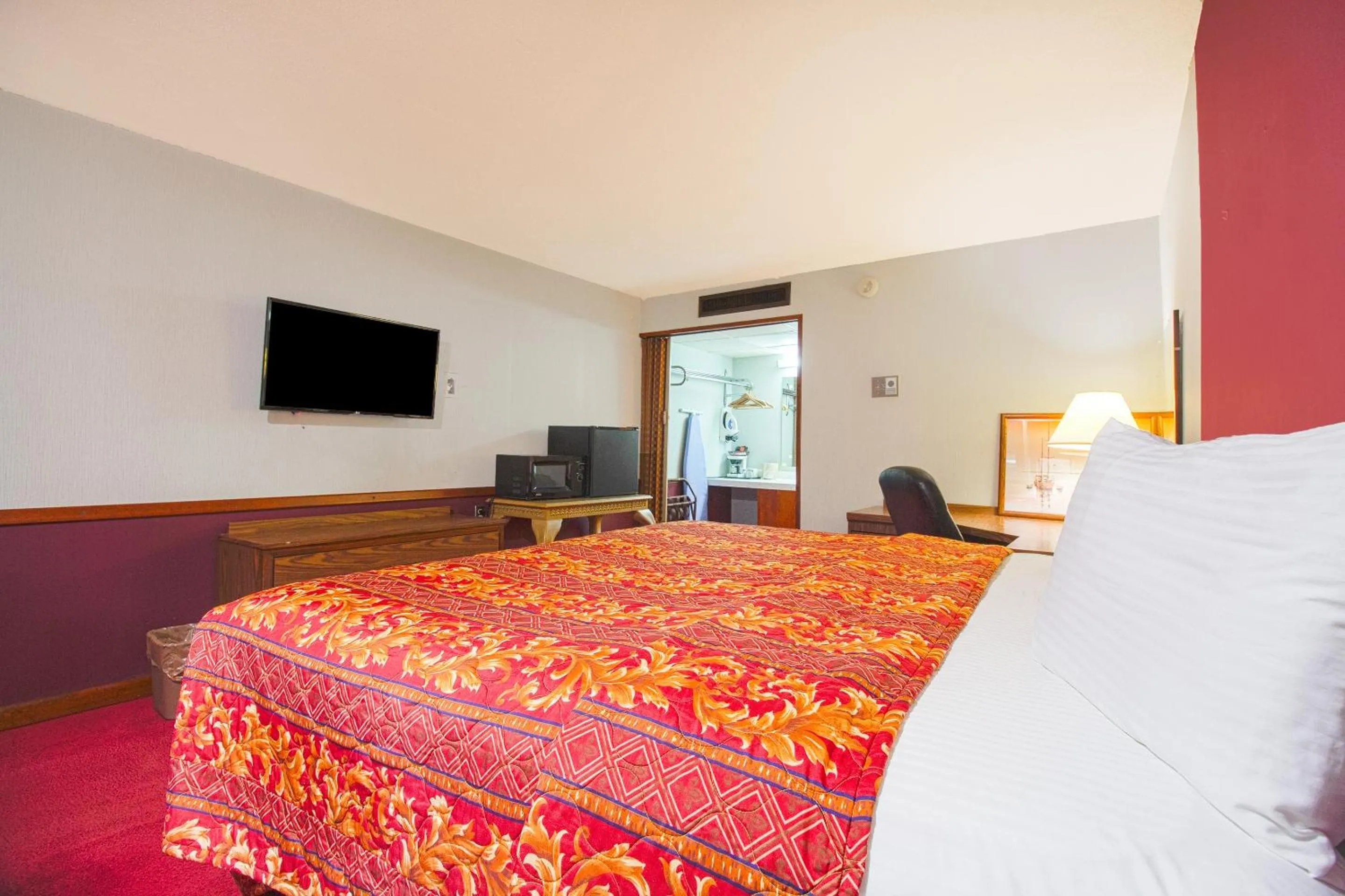 Bedroom, Bed in HomeTown Inn By OYO - Liberal, KS