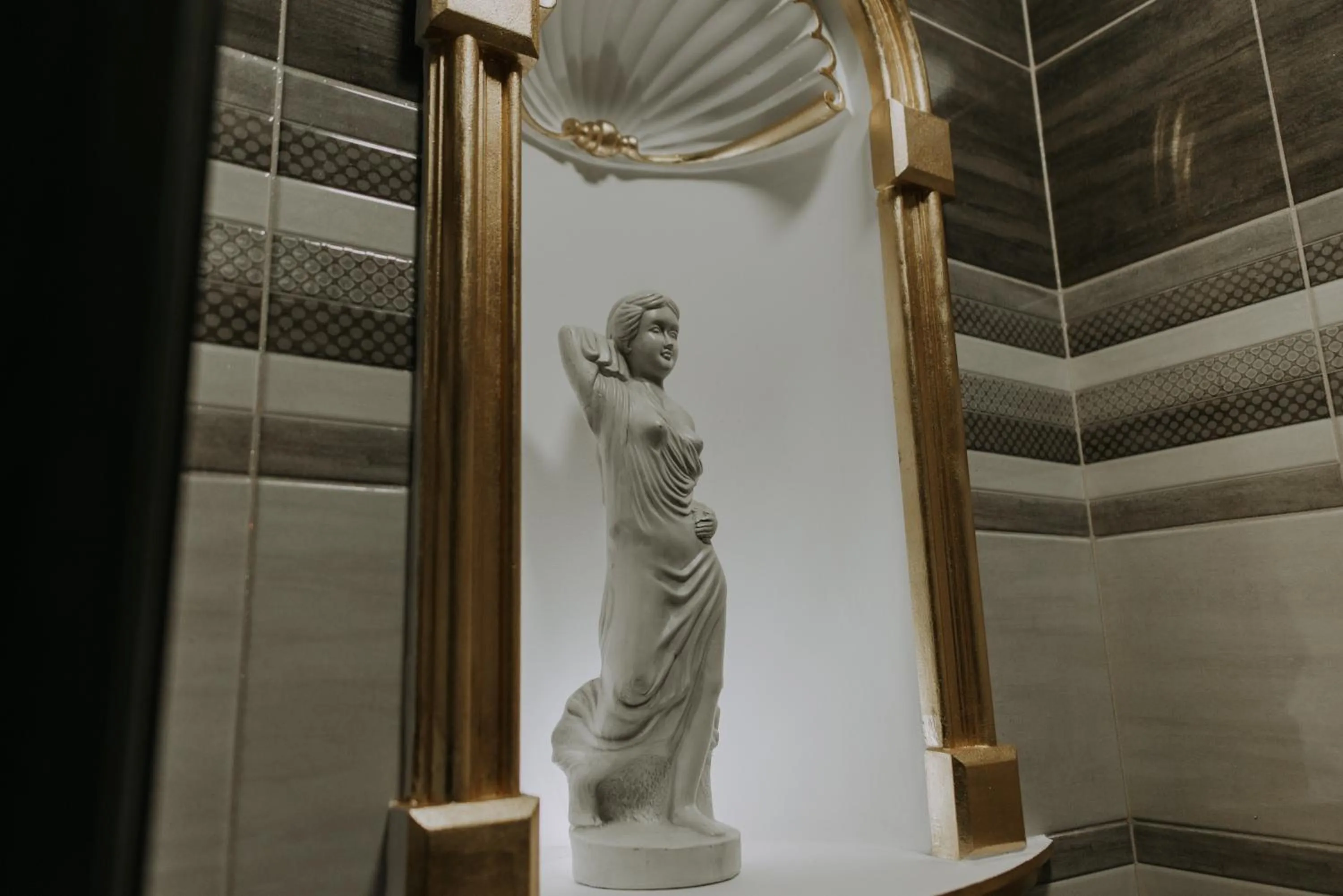 Decorative detail in Regal Beius