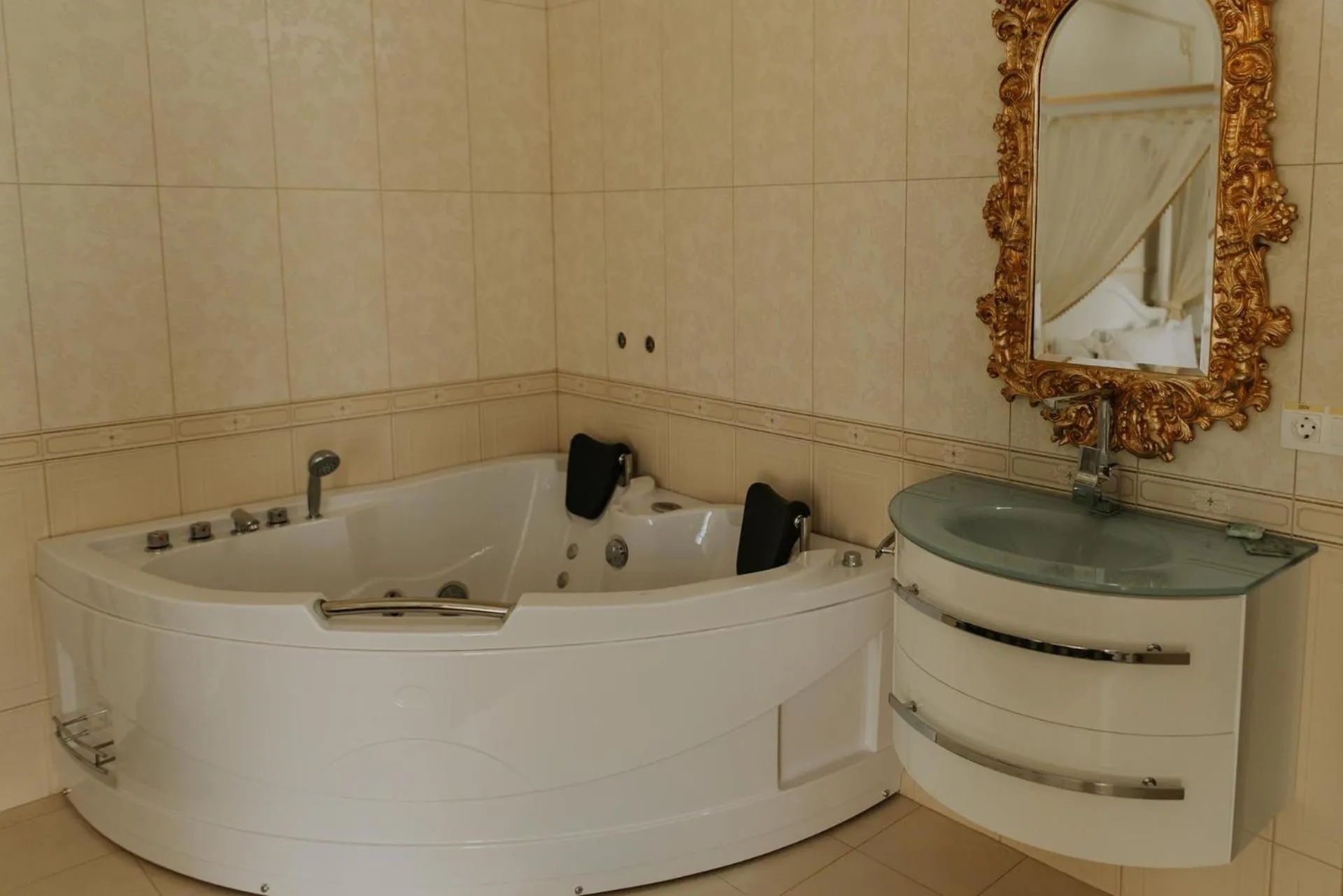 Bathroom in Regal Beius