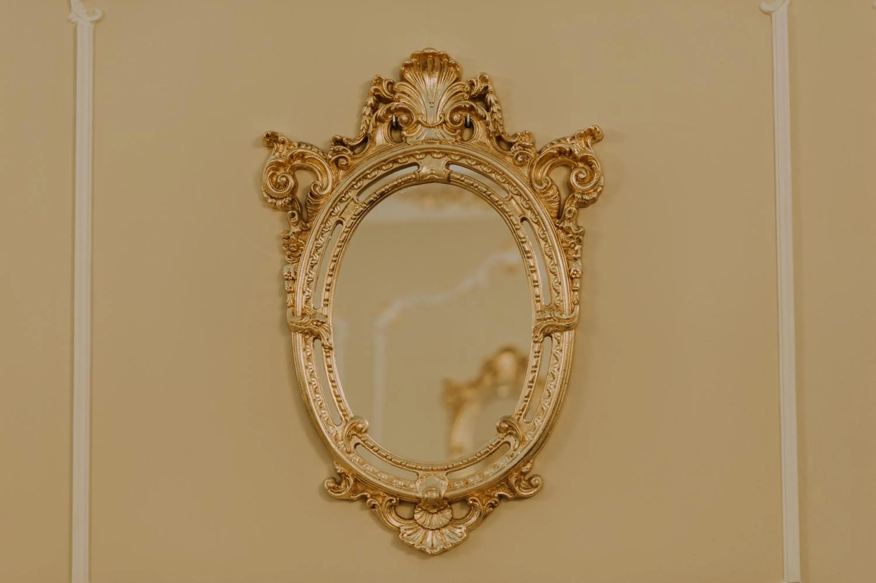 Decorative detail in Regal Beius