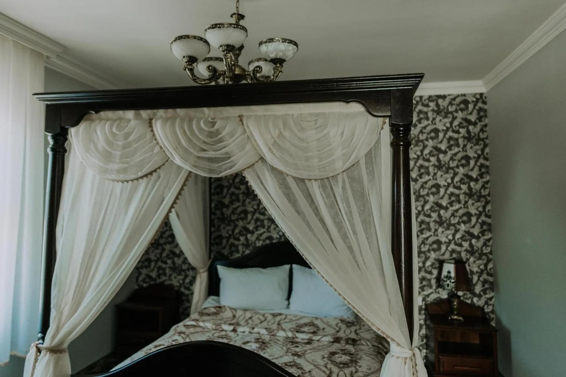 Photo of the whole room, Bed in Regal Beius