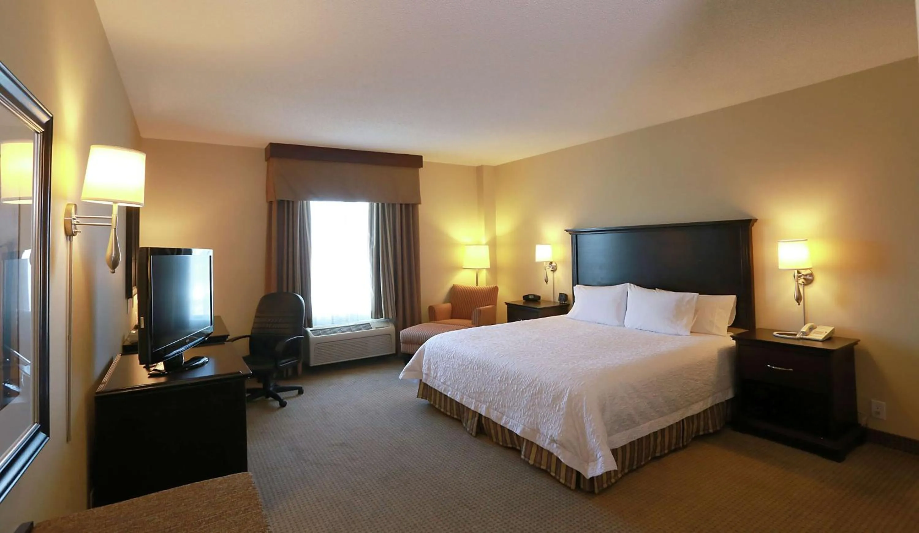 Bedroom, Bed in Hampton Inn & Suites Laval