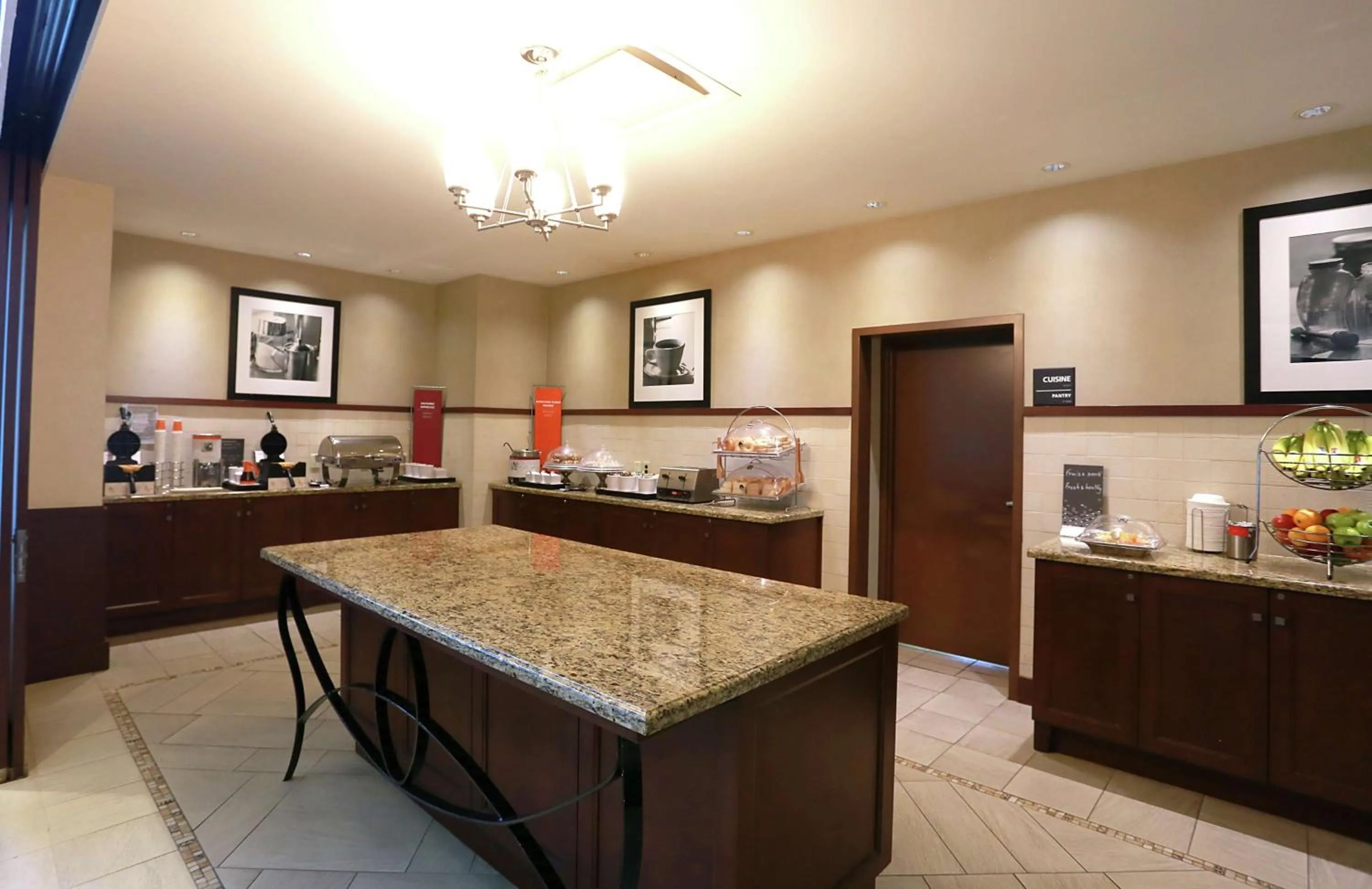 Breakfast in Hampton Inn & Suites Laval