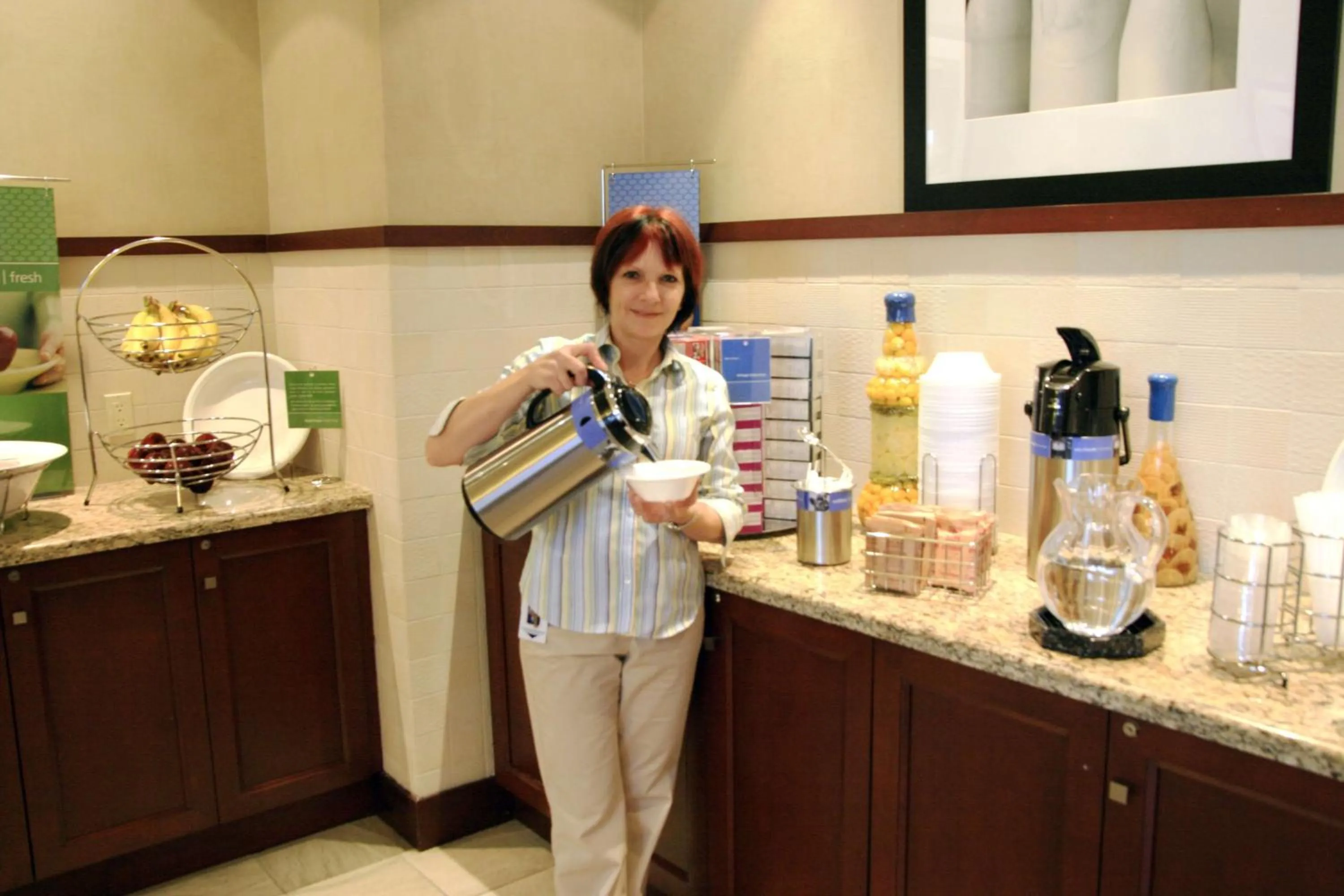 Dining area in Hampton Inn & Suites Laval