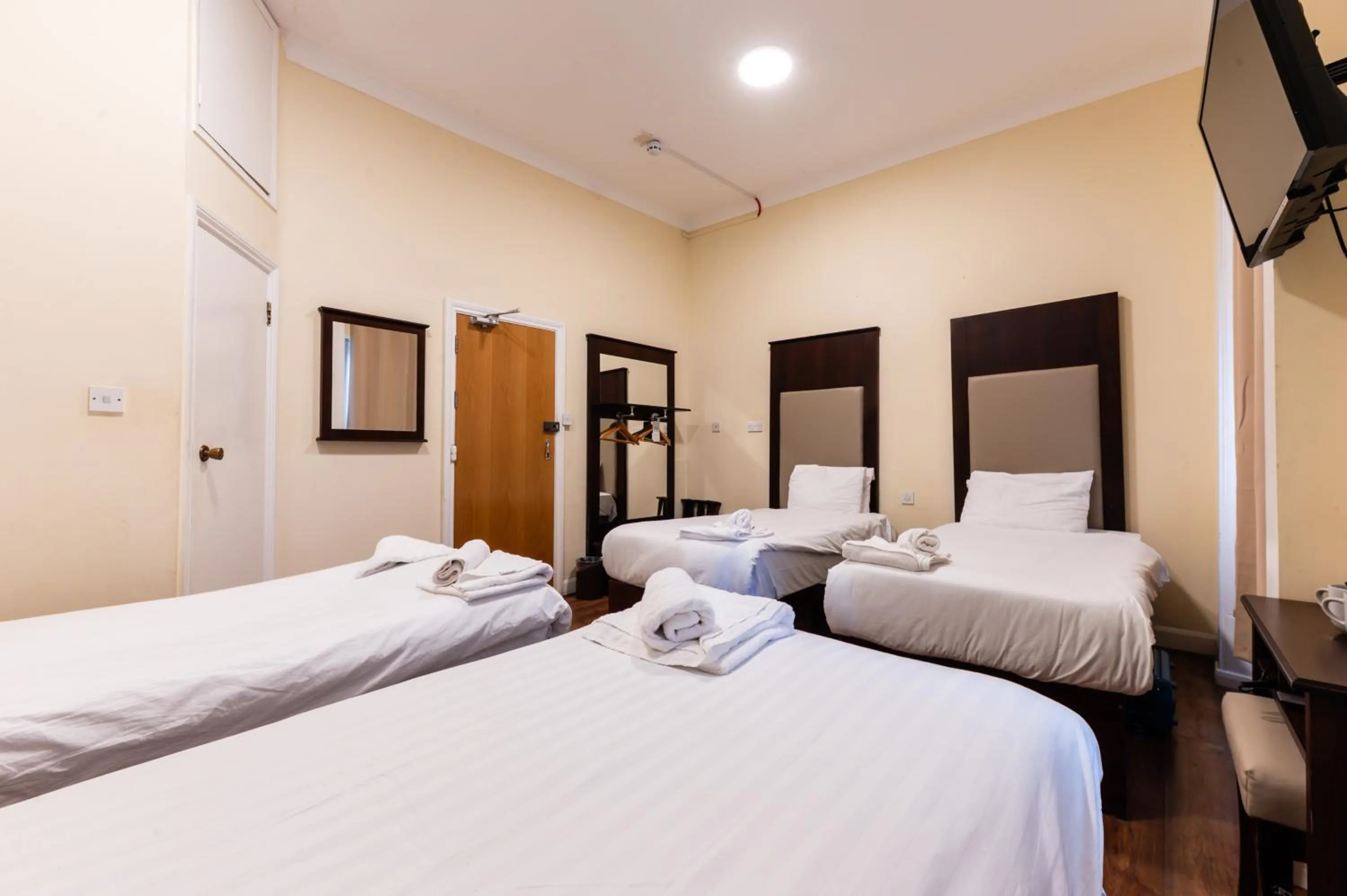 Photo of the whole room, Bed in Astoria Hotel