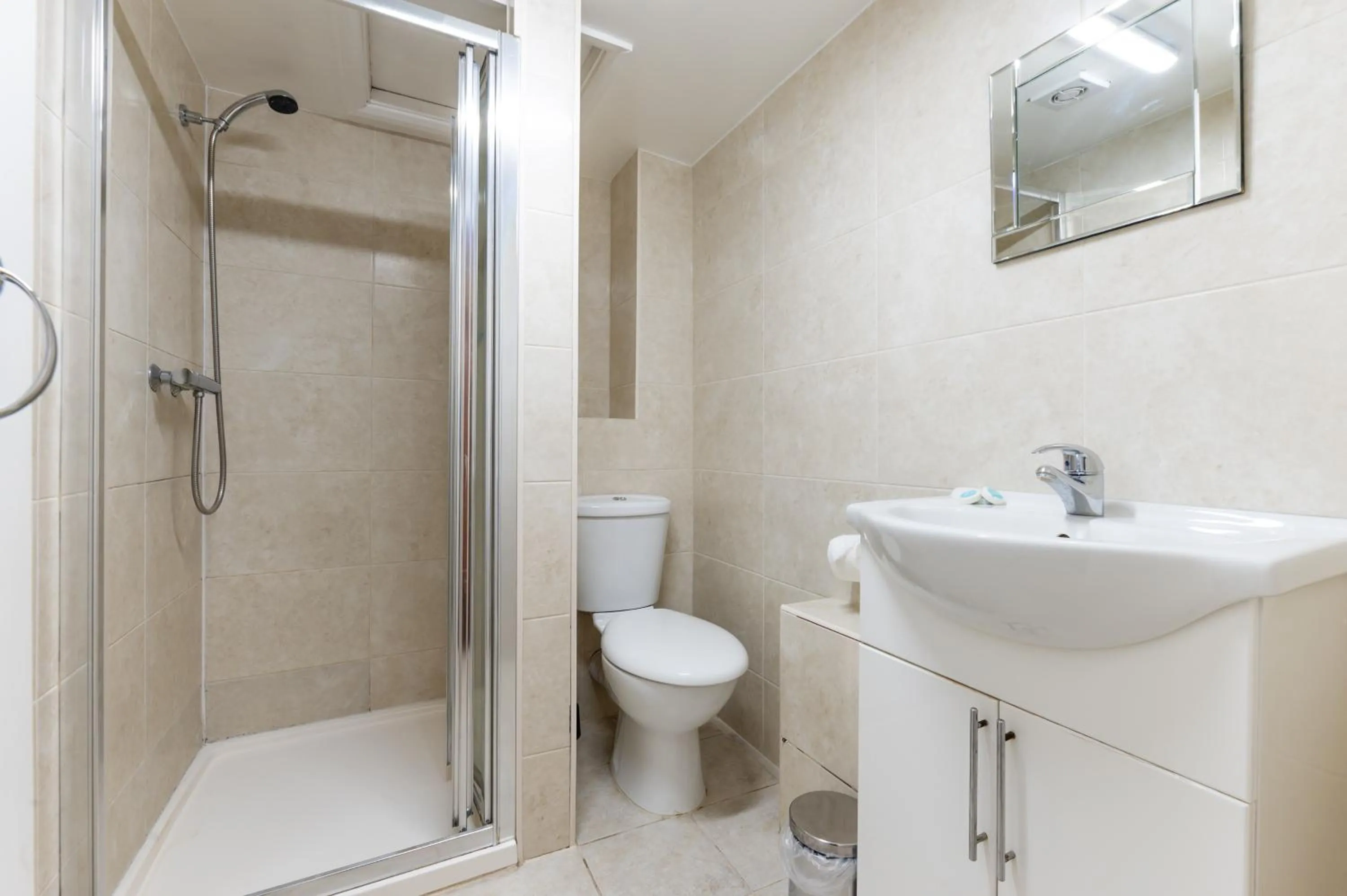 Toilet in Astoria Hotel