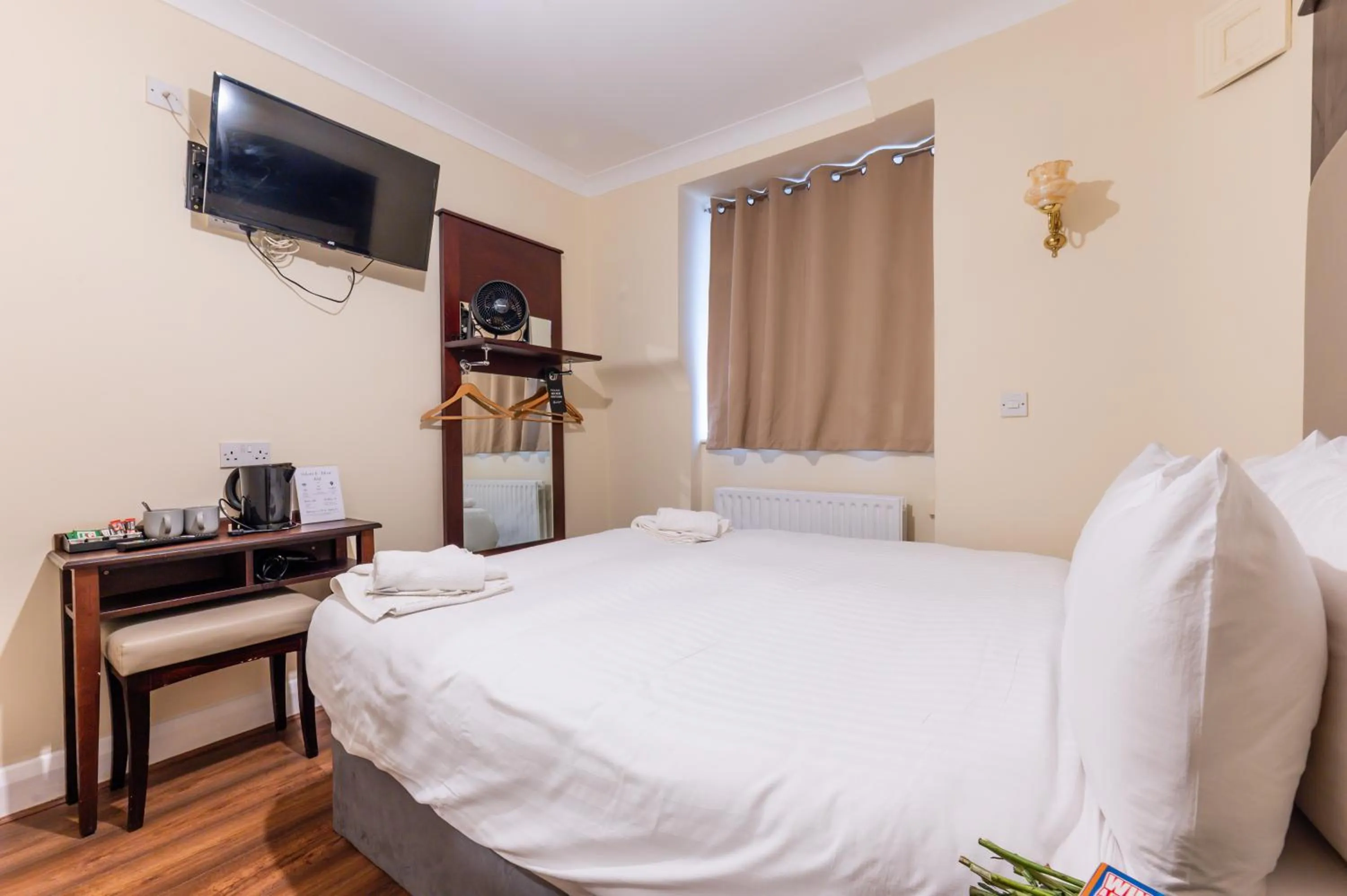 Photo of the whole room, Bed in Astoria Hotel