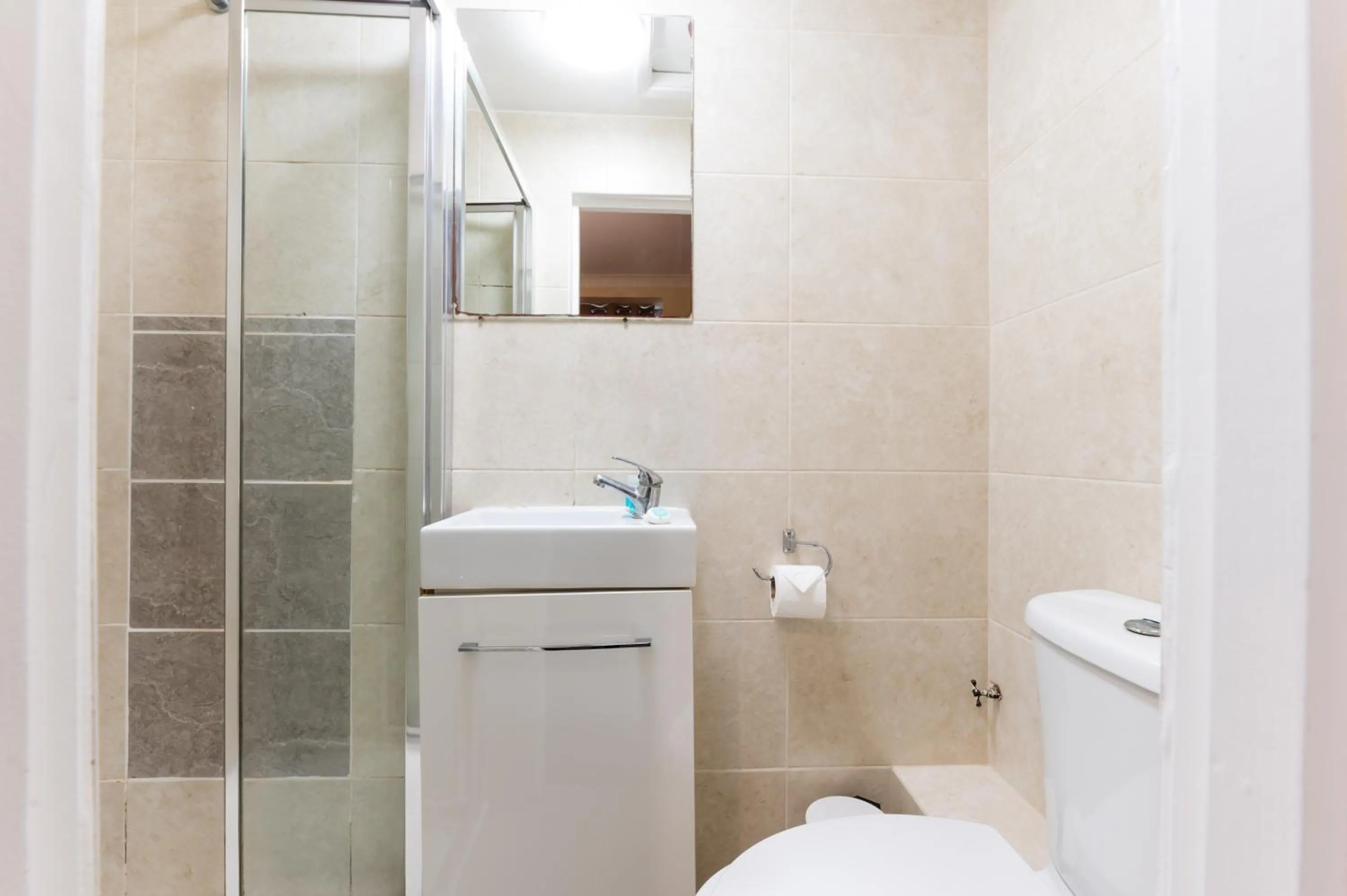 Toilet in Astoria Hotel