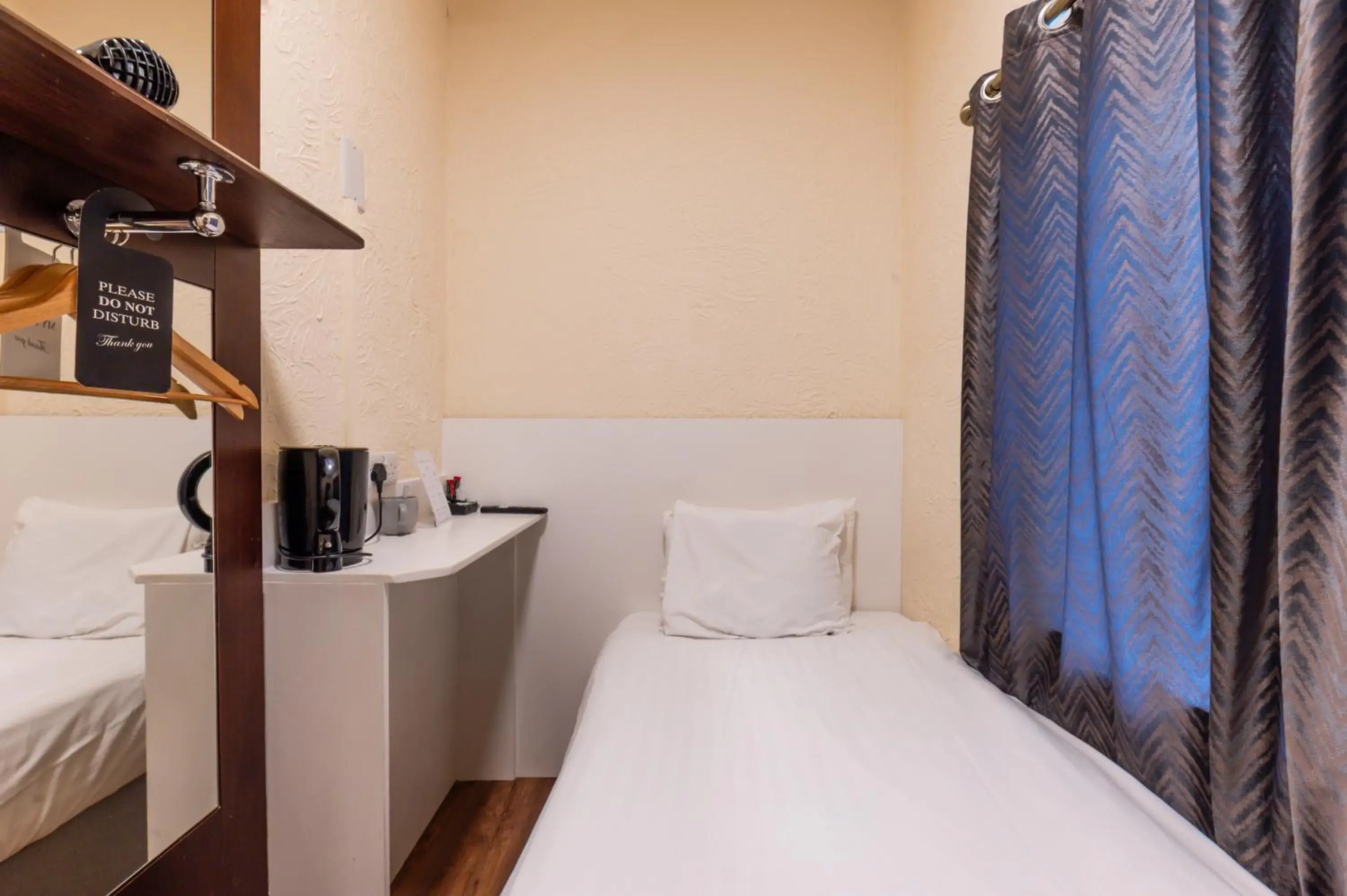 Single Room with Shared Bathroom in Astoria Hotel Single Room with Shared Bathroom in Astoria Hotel