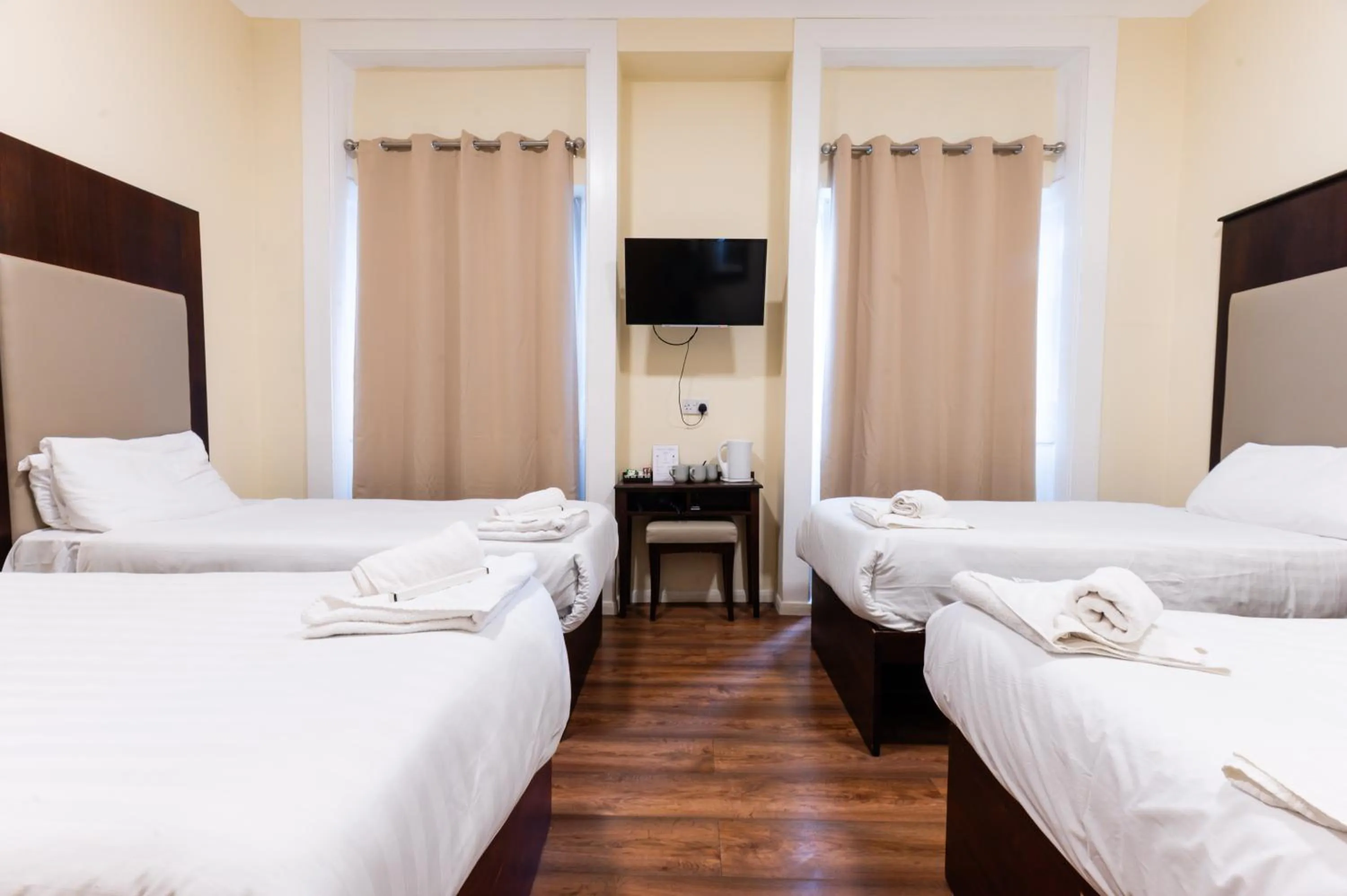 Photo of the whole room, Bed in Astoria Hotel