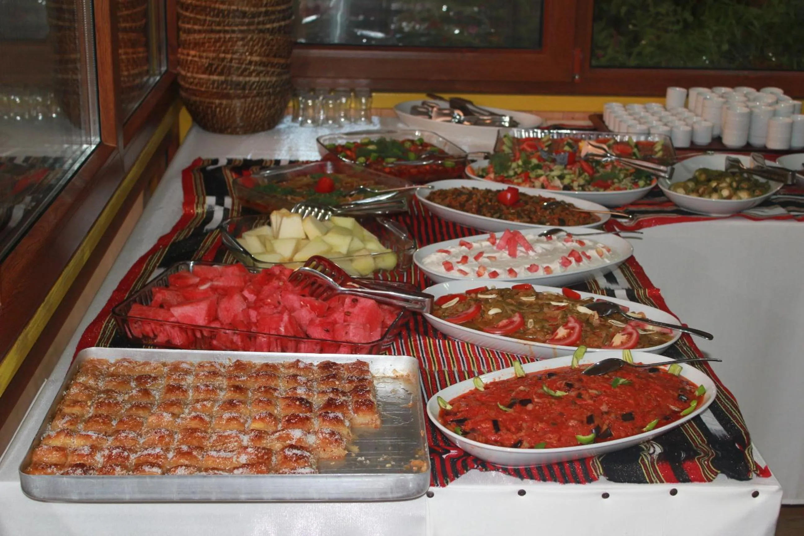 Restaurant/places to eat in Ayderoom Hotel