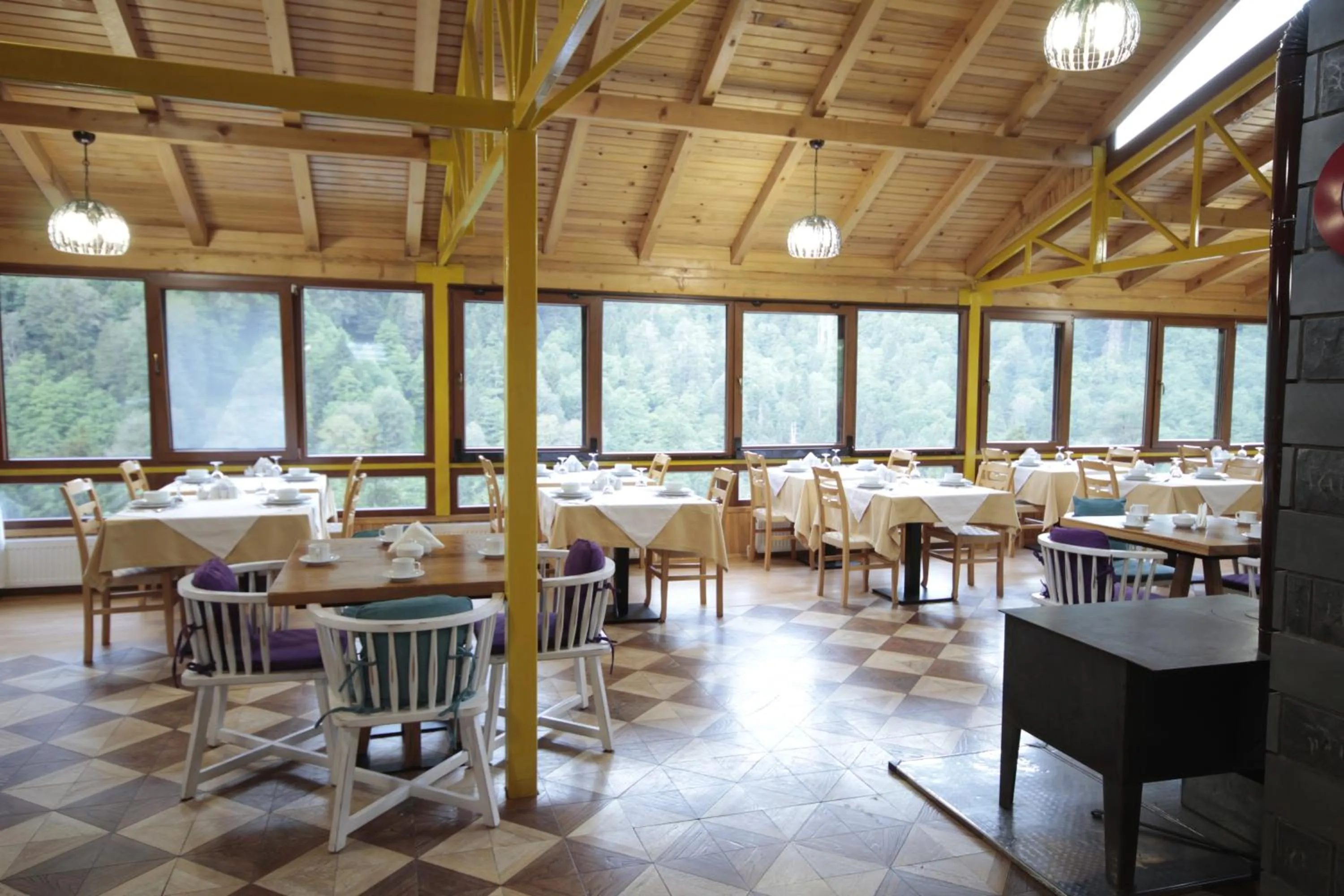 Restaurant/places to eat in Ayderoom Hotel