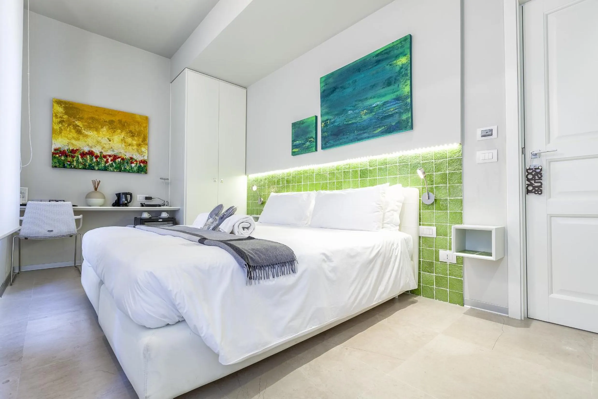 Bedroom, Seating Area in Porta del Tocco Design Rooms