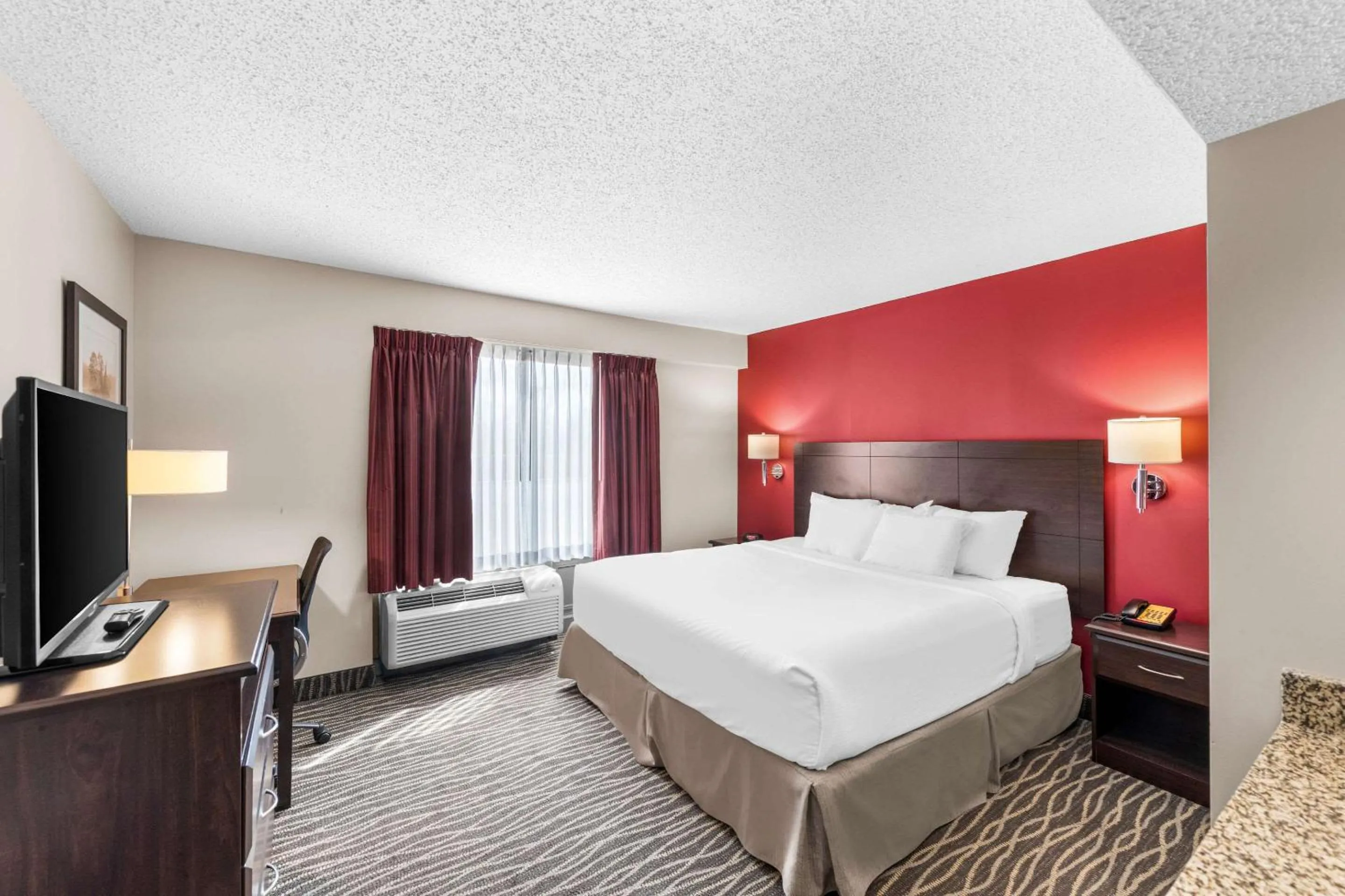 Bedroom, Bed in Ramada by Wyndham Columbus Hotel & Conference Center