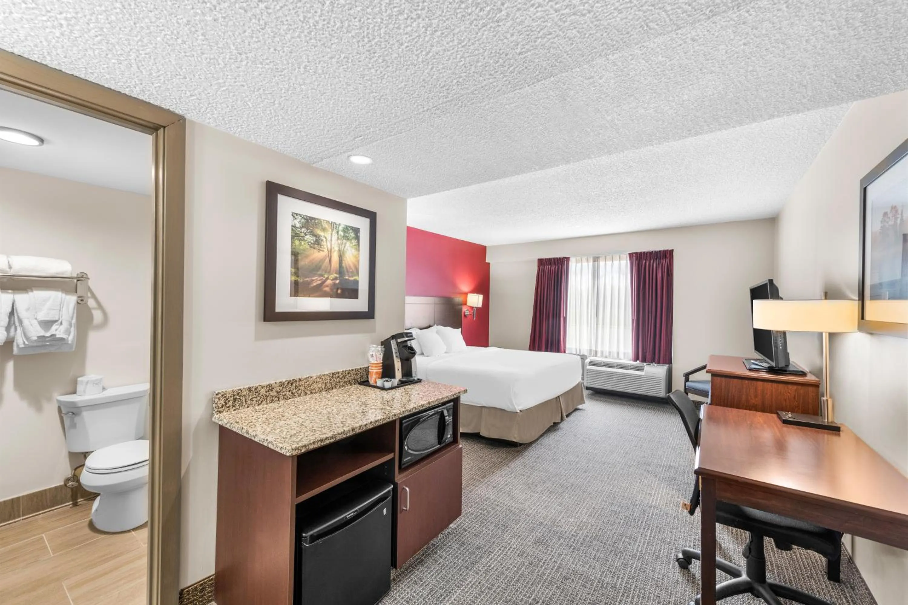 Living room, Bed in Ramada by Wyndham Columbus Hotel & Conference Center