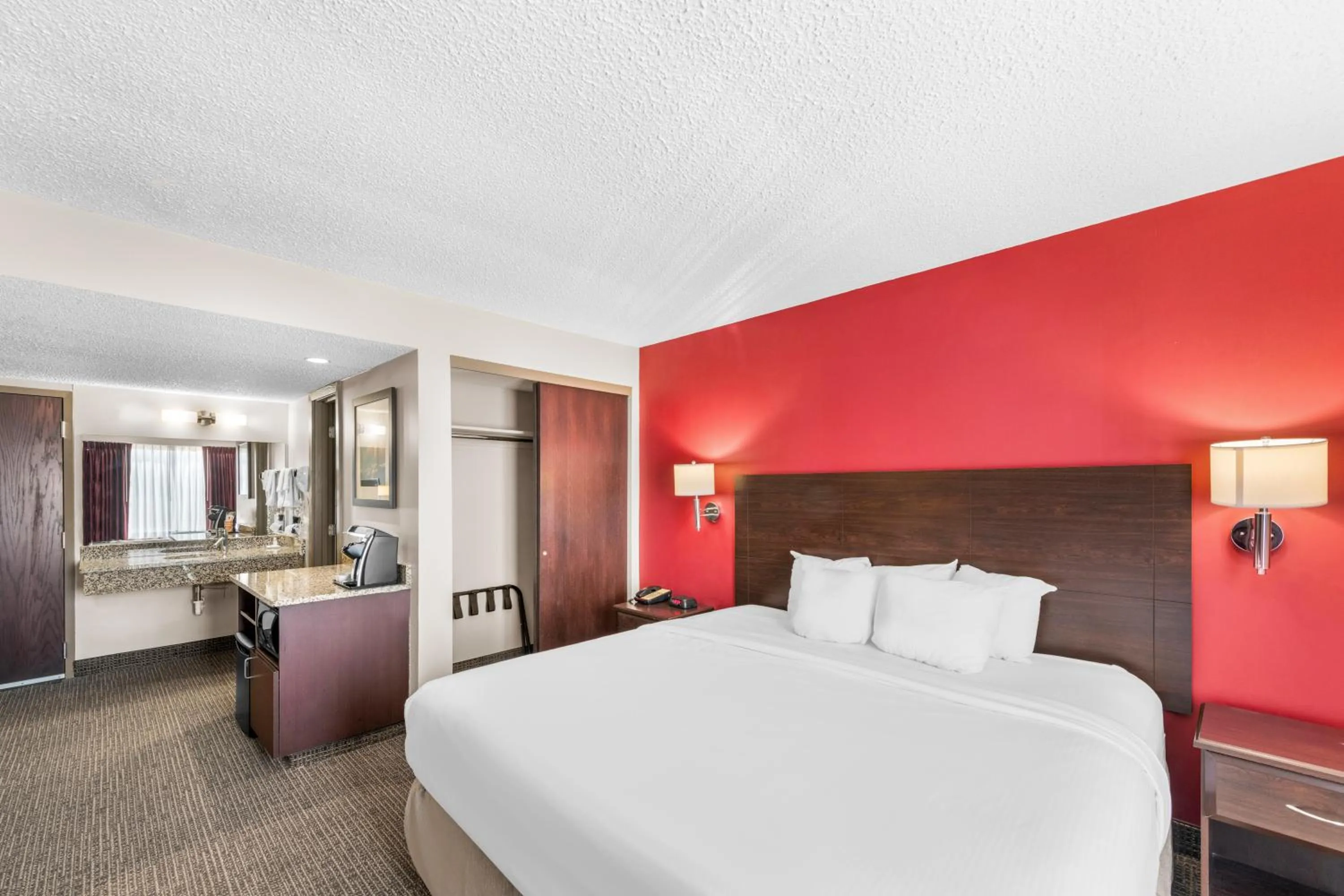 Bed in Ramada by Wyndham Columbus Hotel & Conference Center
