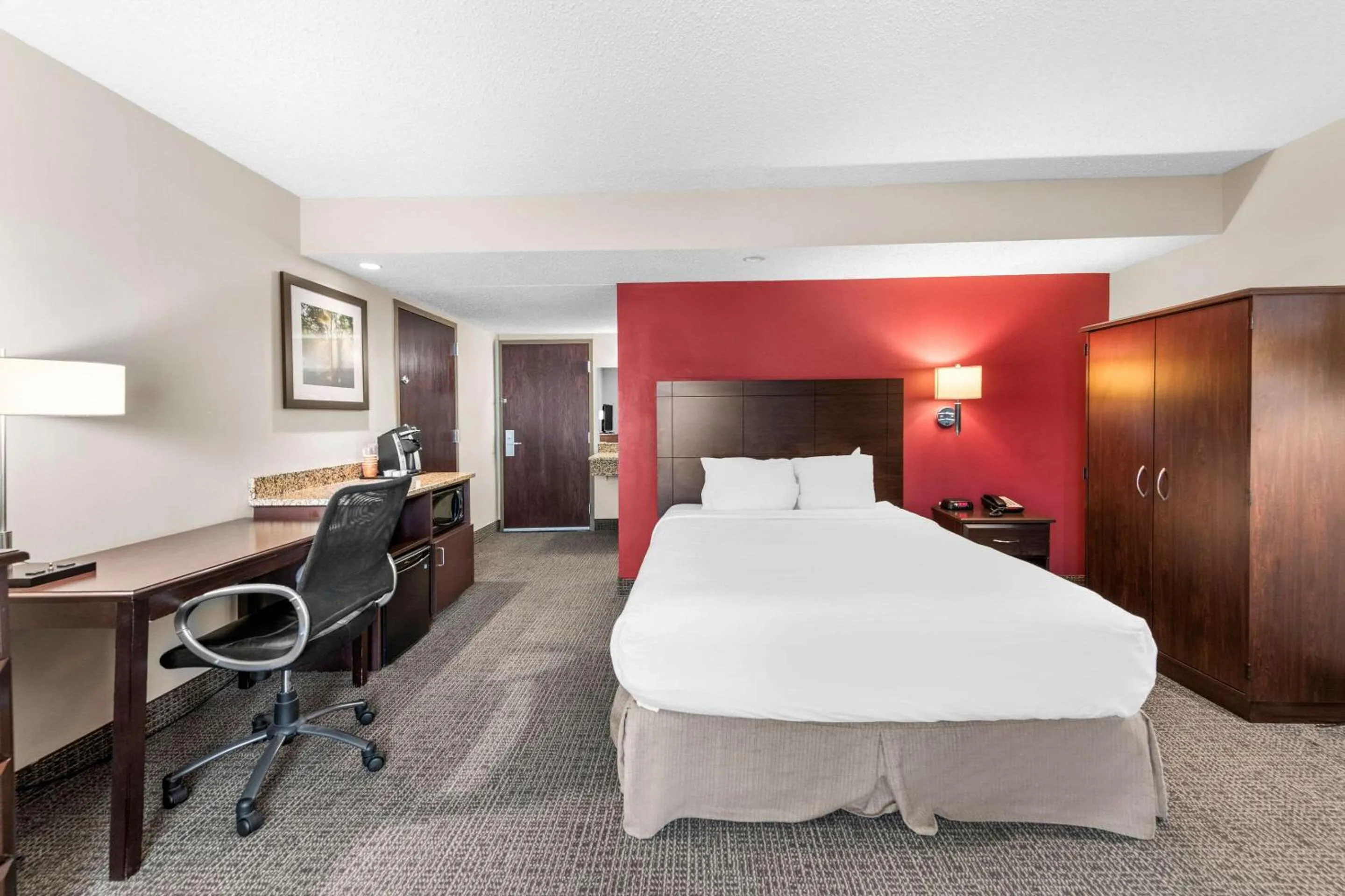 Bedroom, Bed in Ramada by Wyndham Columbus Hotel & Conference Center