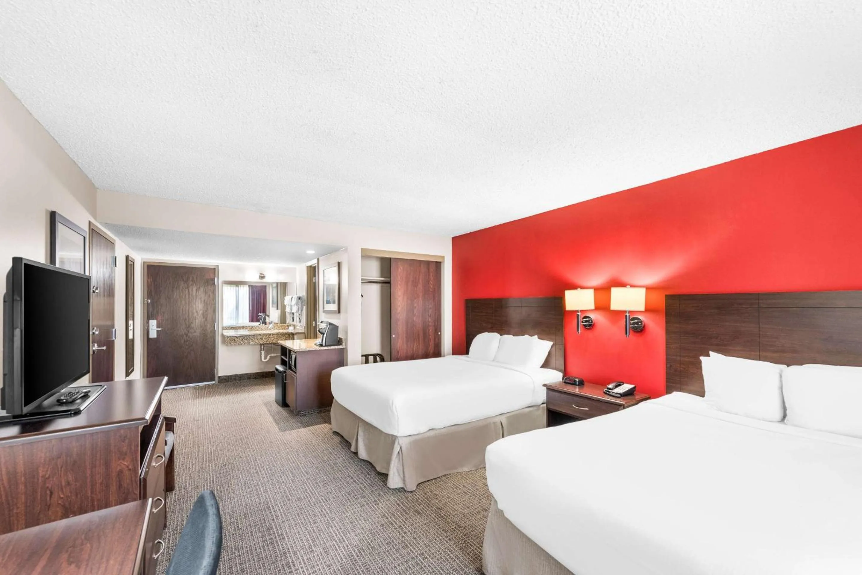 Bedroom, Bed in Ramada by Wyndham Columbus Hotel & Conference Center