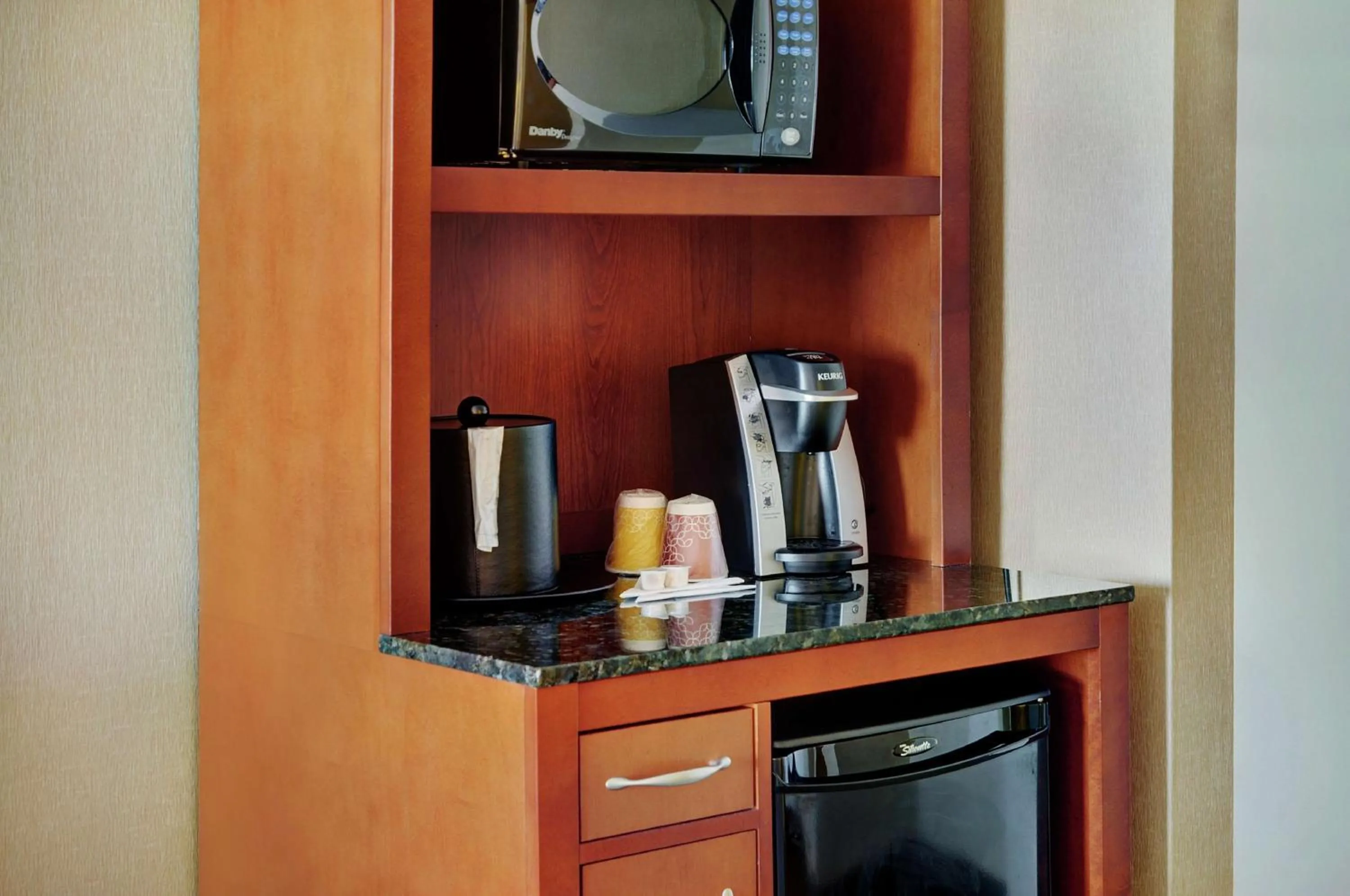 Kitchen or kitchenette in Hilton Garden Inn Toronto/Burlington