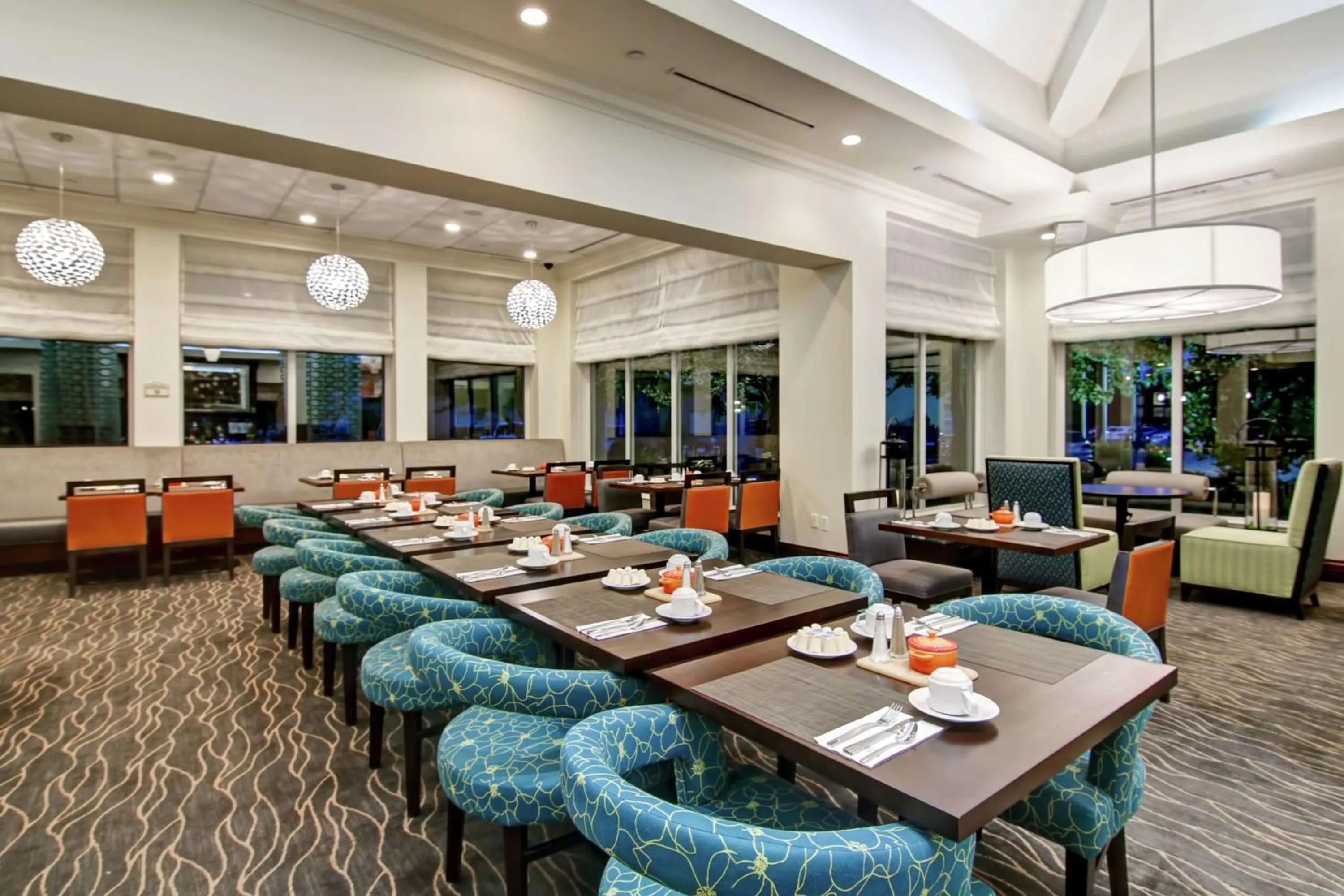 Dining area in Hilton Garden Inn Toronto/Burlington