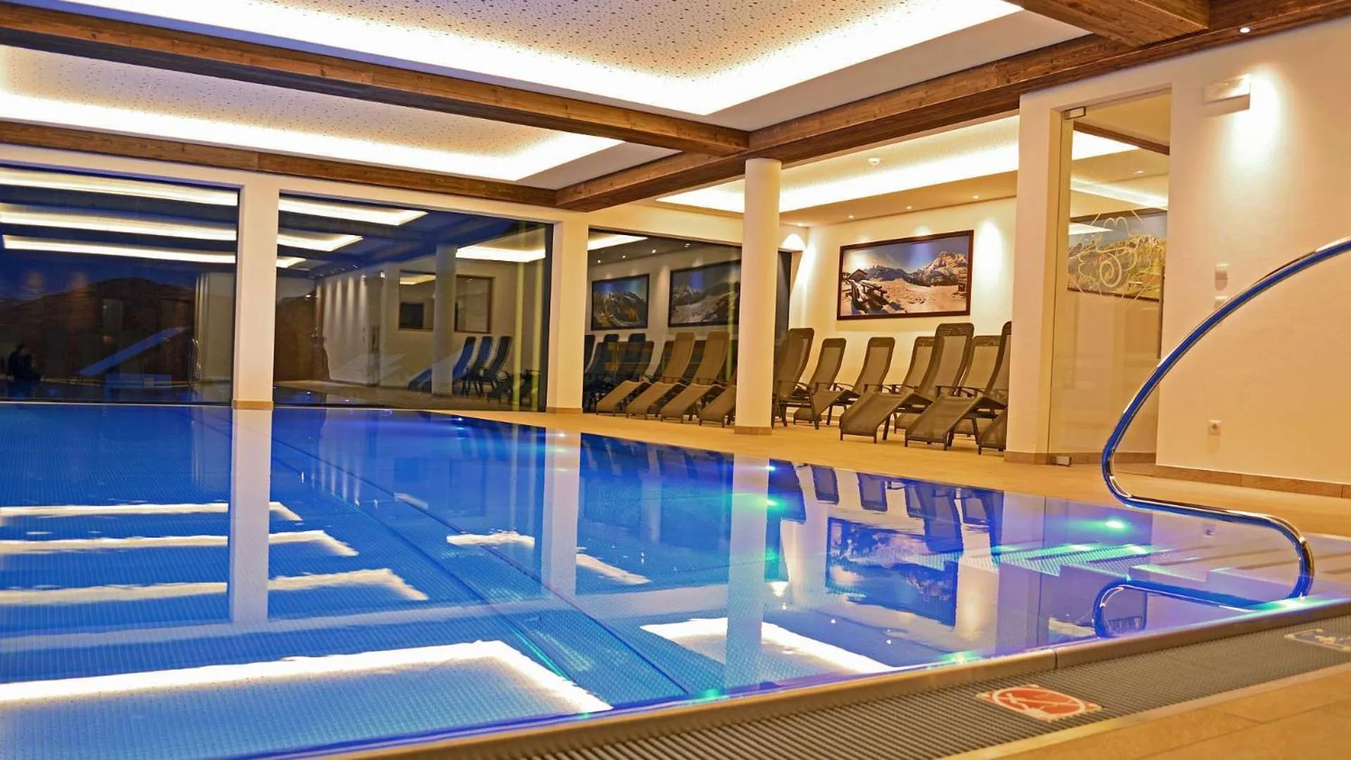 Swimming pool in Hotel Trenker