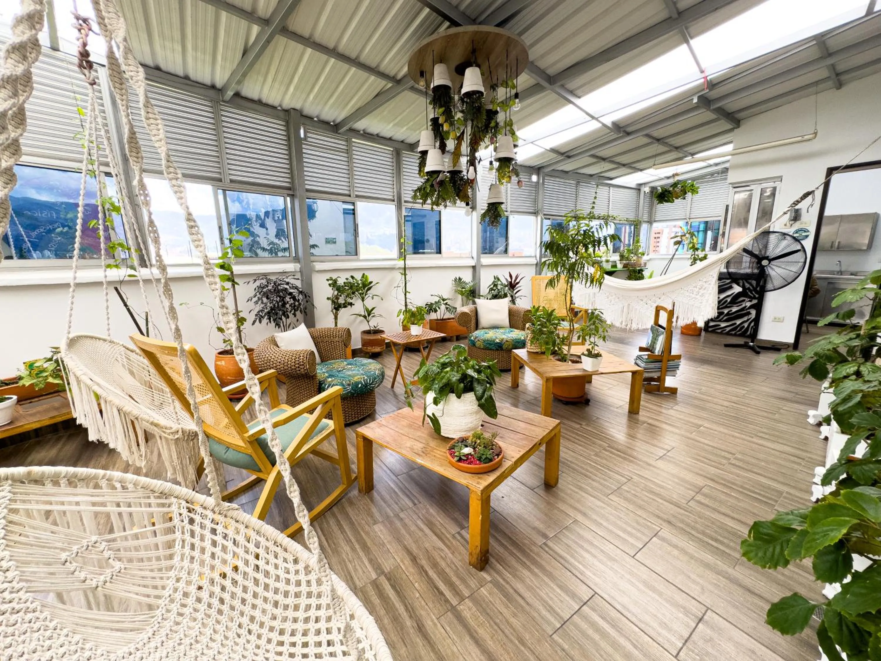 Living room in Hotel Bolivariana Plaza Medellin