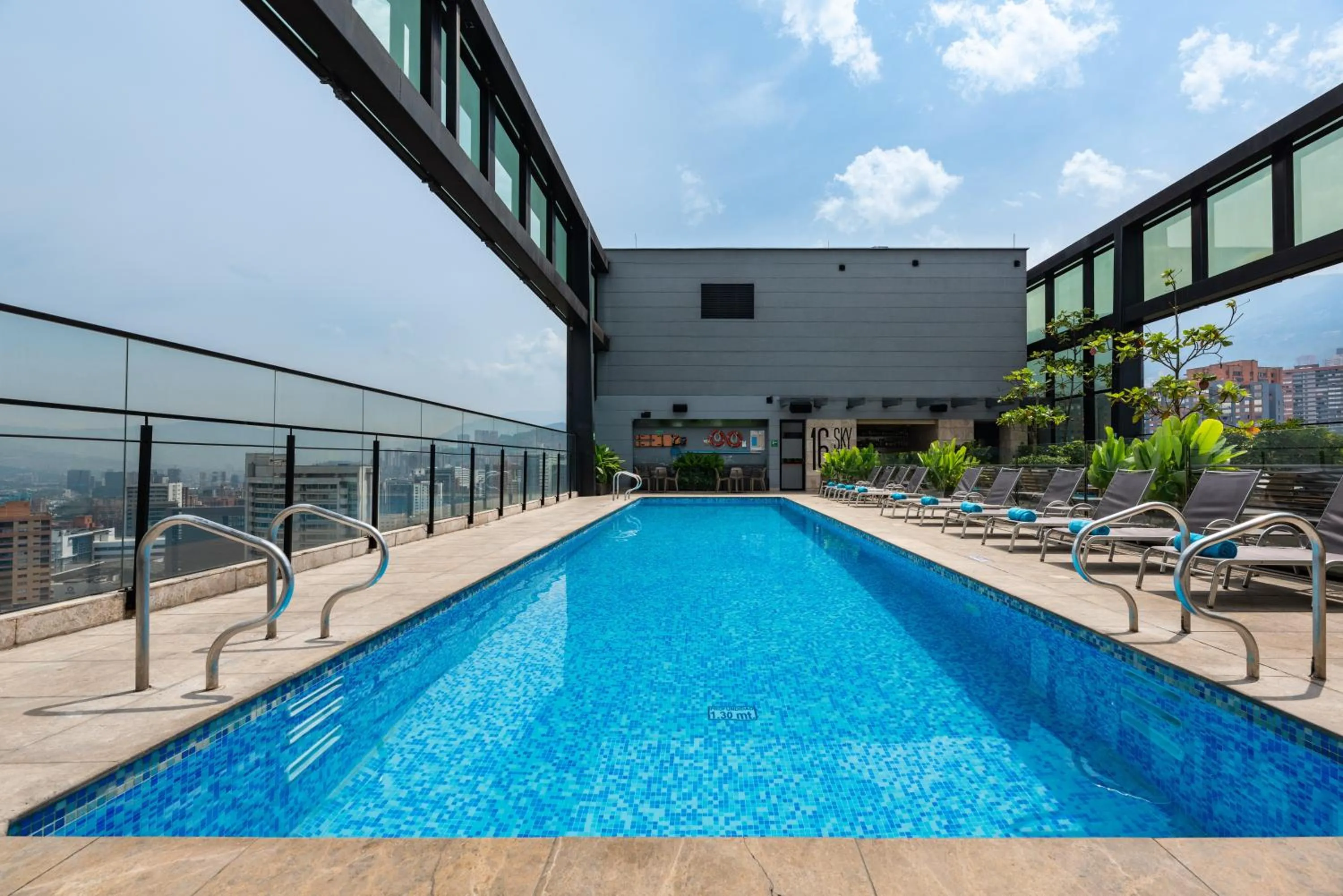Swimming pool in Hotel Estelar Square