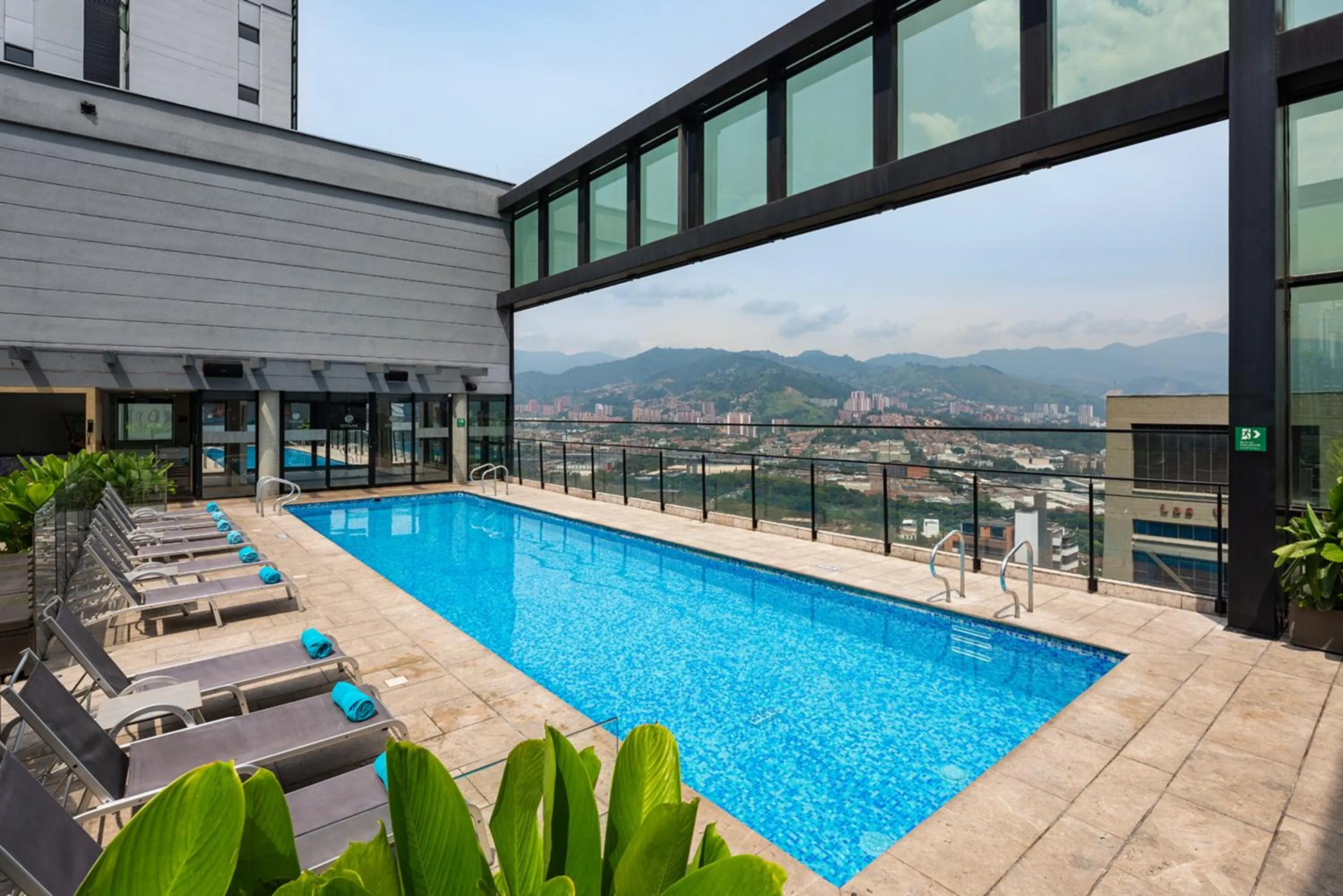 Swimming pool in Hotel Estelar Square