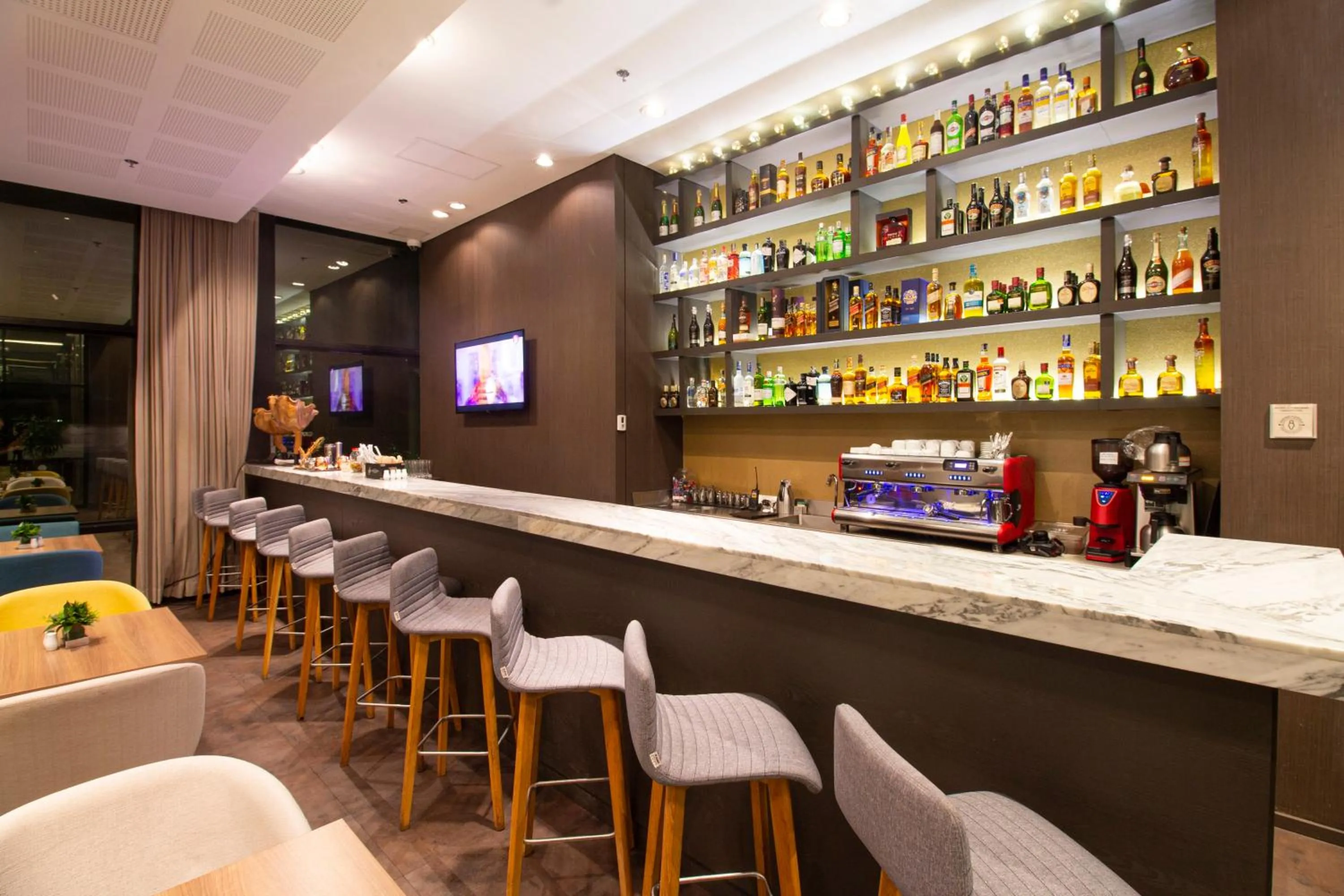 Restaurant/places to eat in Hotel Estelar Square