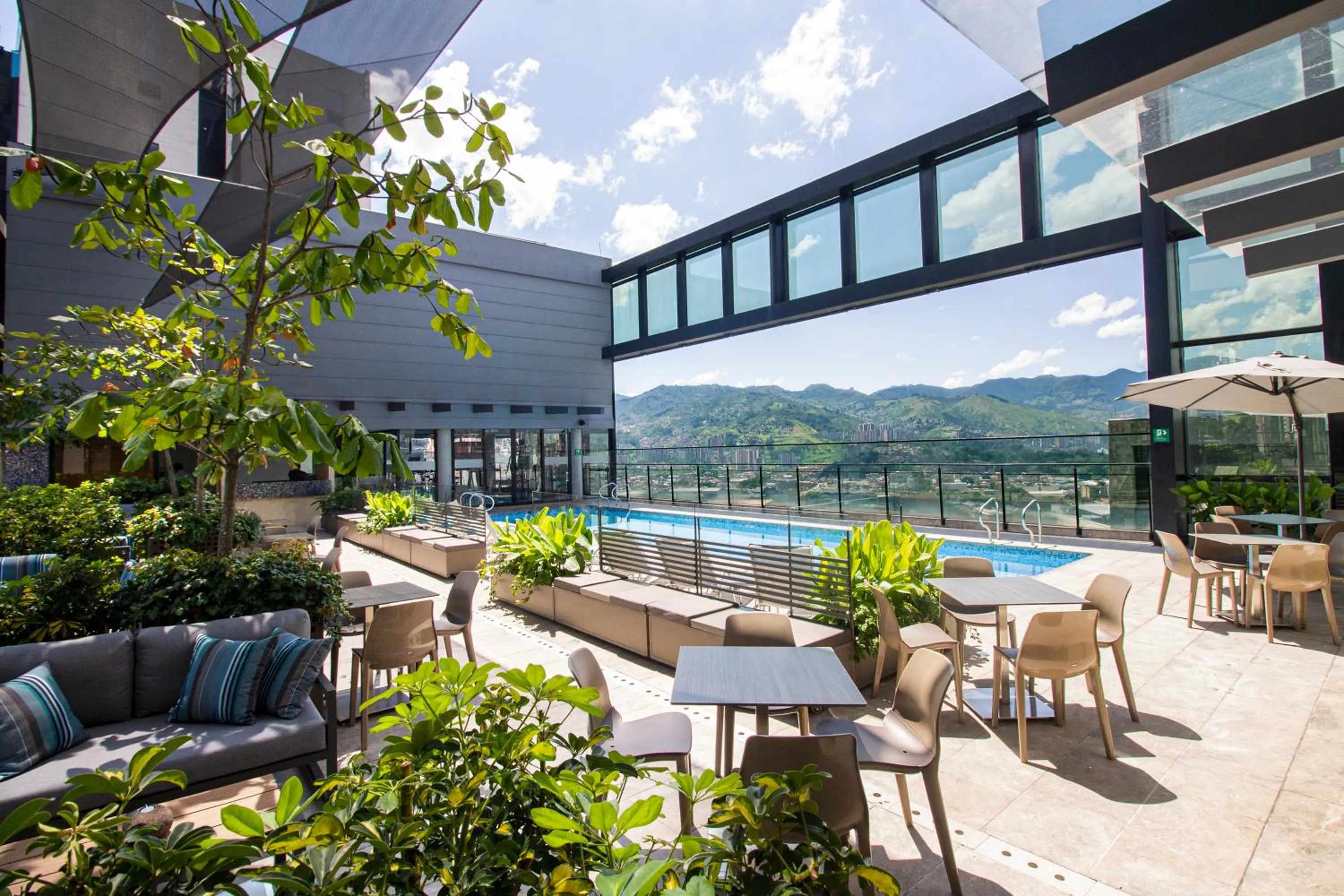 Swimming pool in Hotel Estelar Square