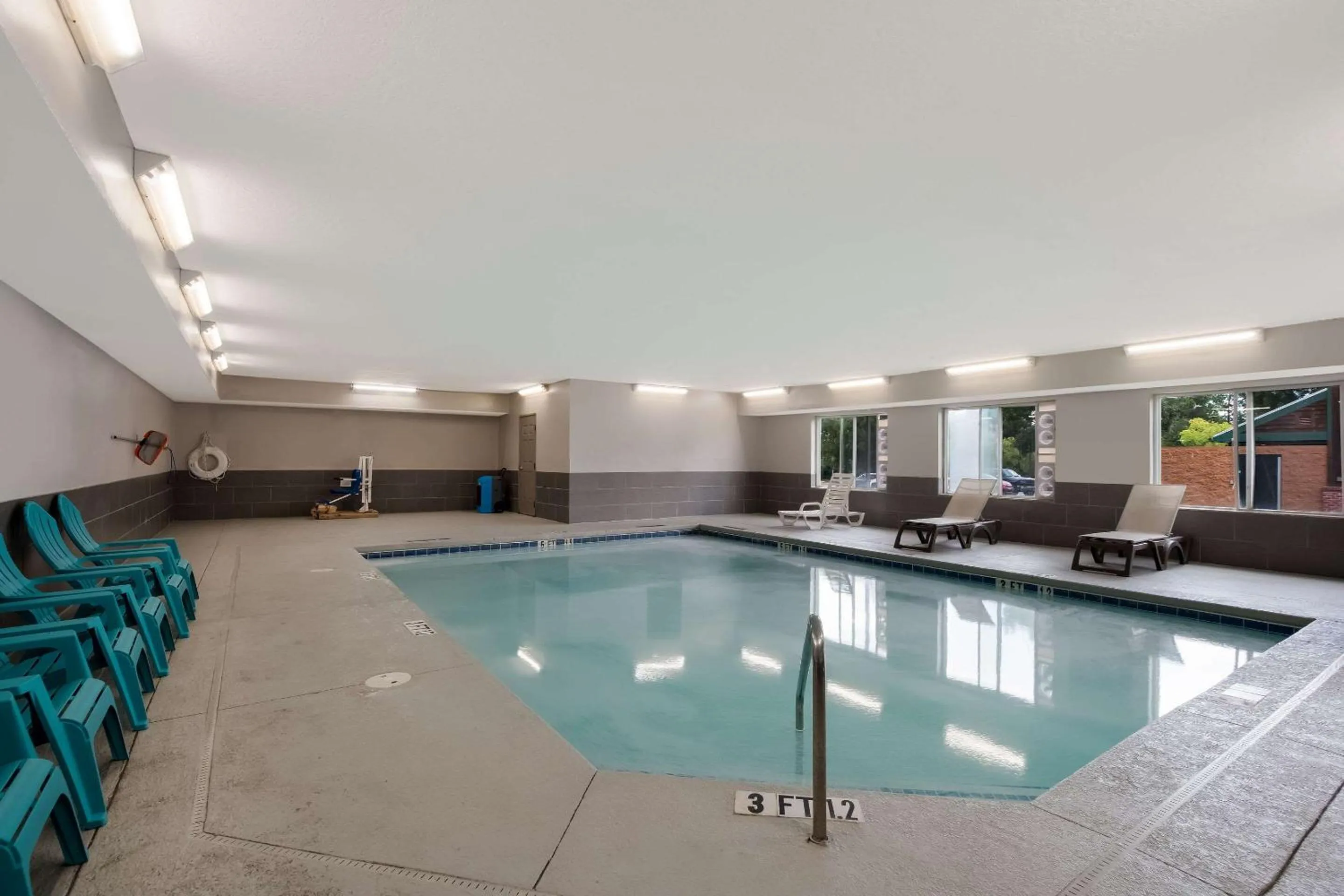 Swimming pool in Country Inn & Suites by Radisson, Augusta at I-20, GA
