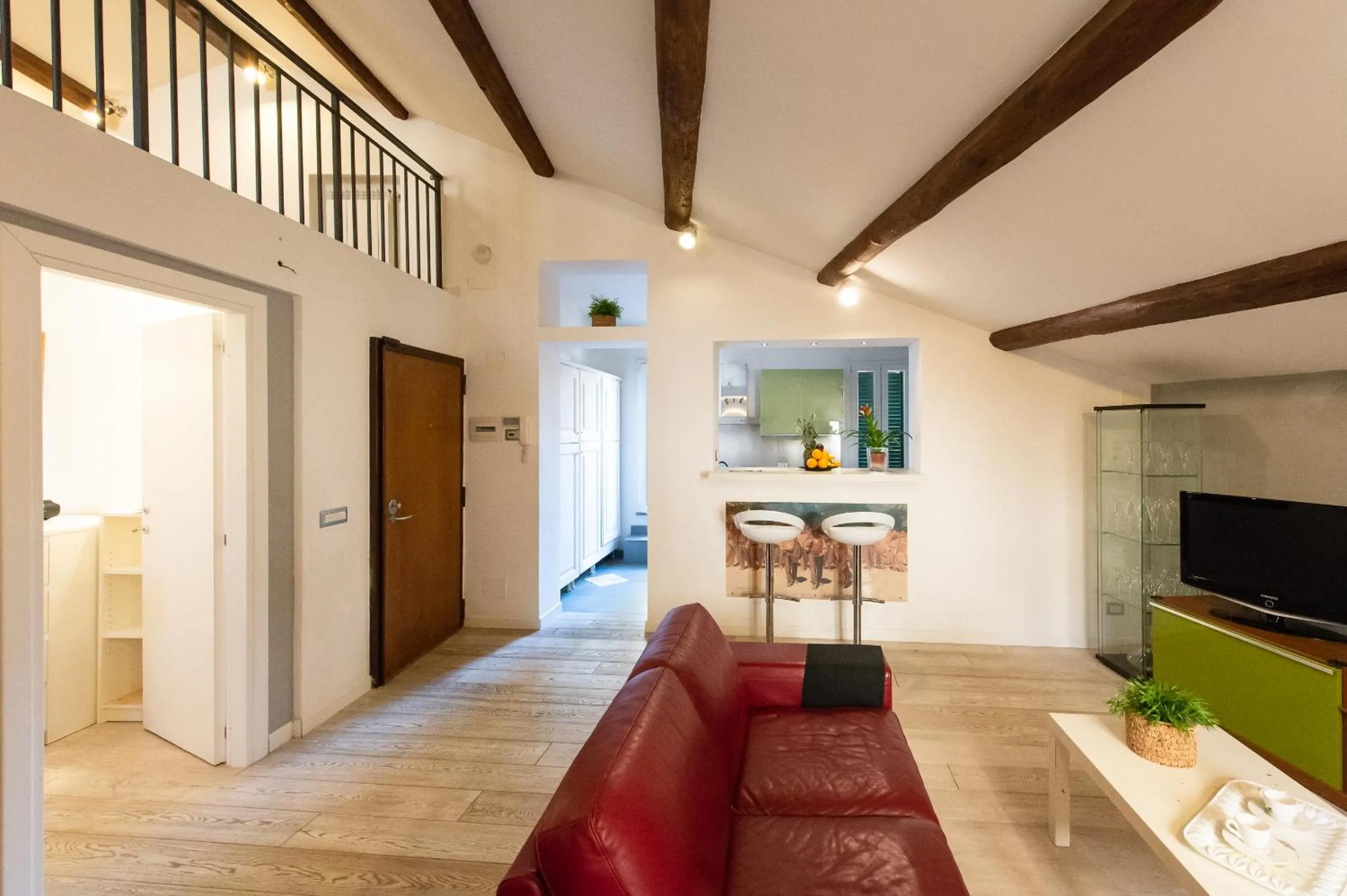 Communal lounge/ TV room in CasaJusta Trastevere