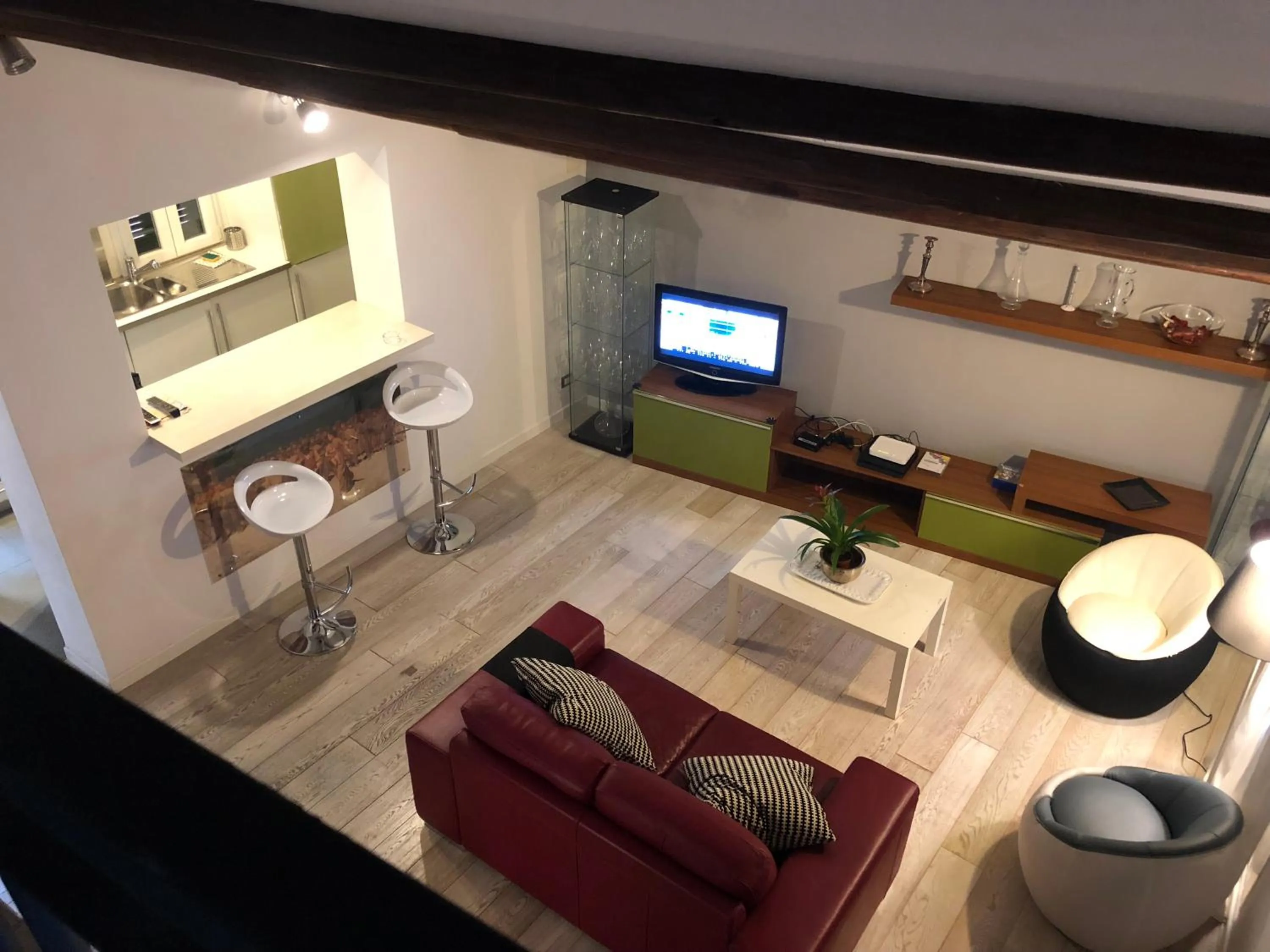 Communal lounge/ TV room in CasaJusta Trastevere