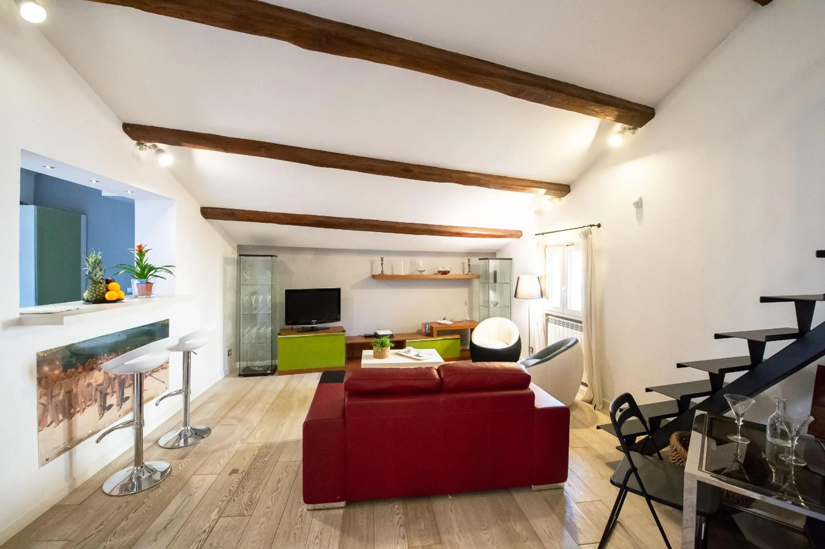 Communal lounge/ TV room in CasaJusta Trastevere