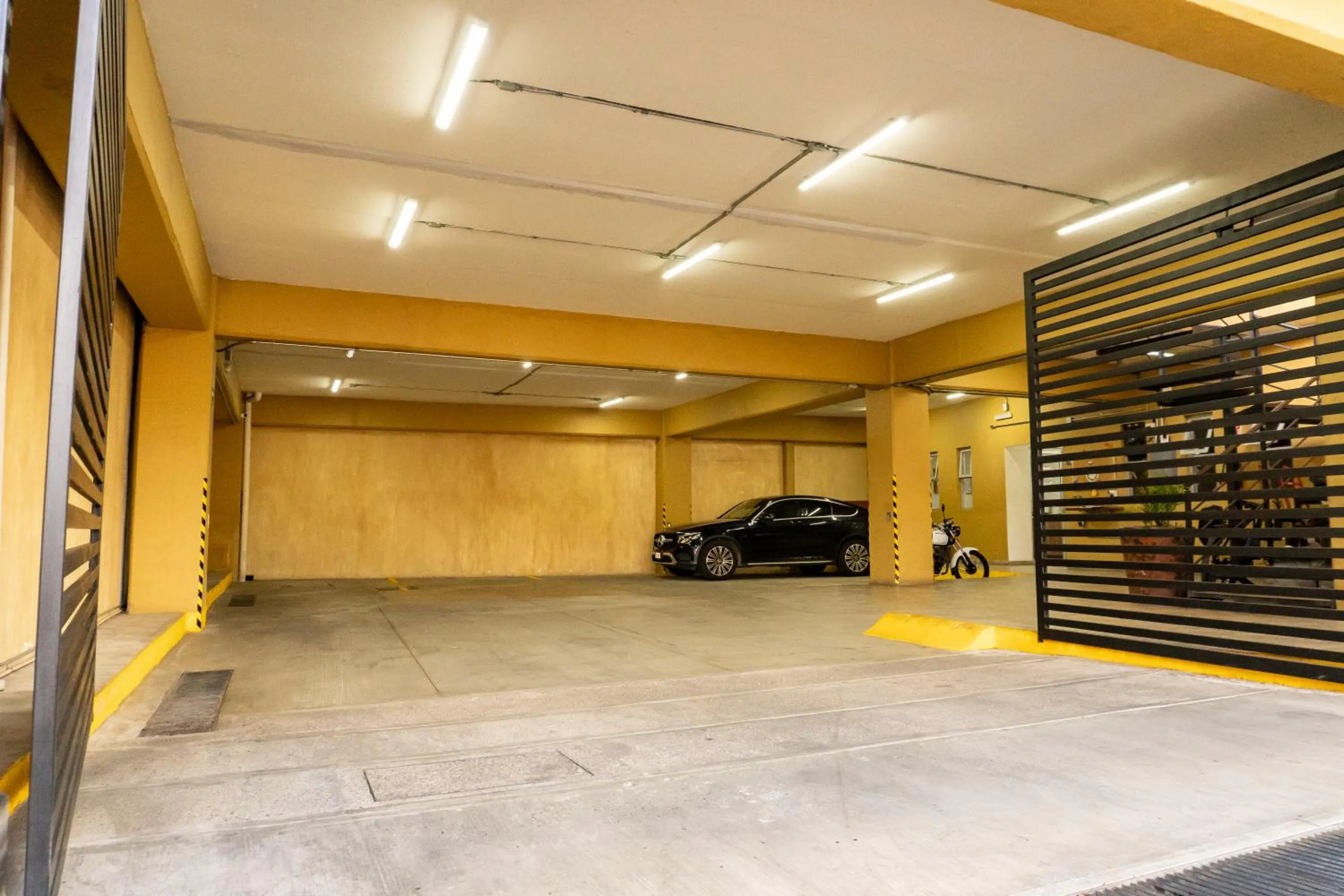 Parking in Casa de Adobe Gallery & Luxury Boutique