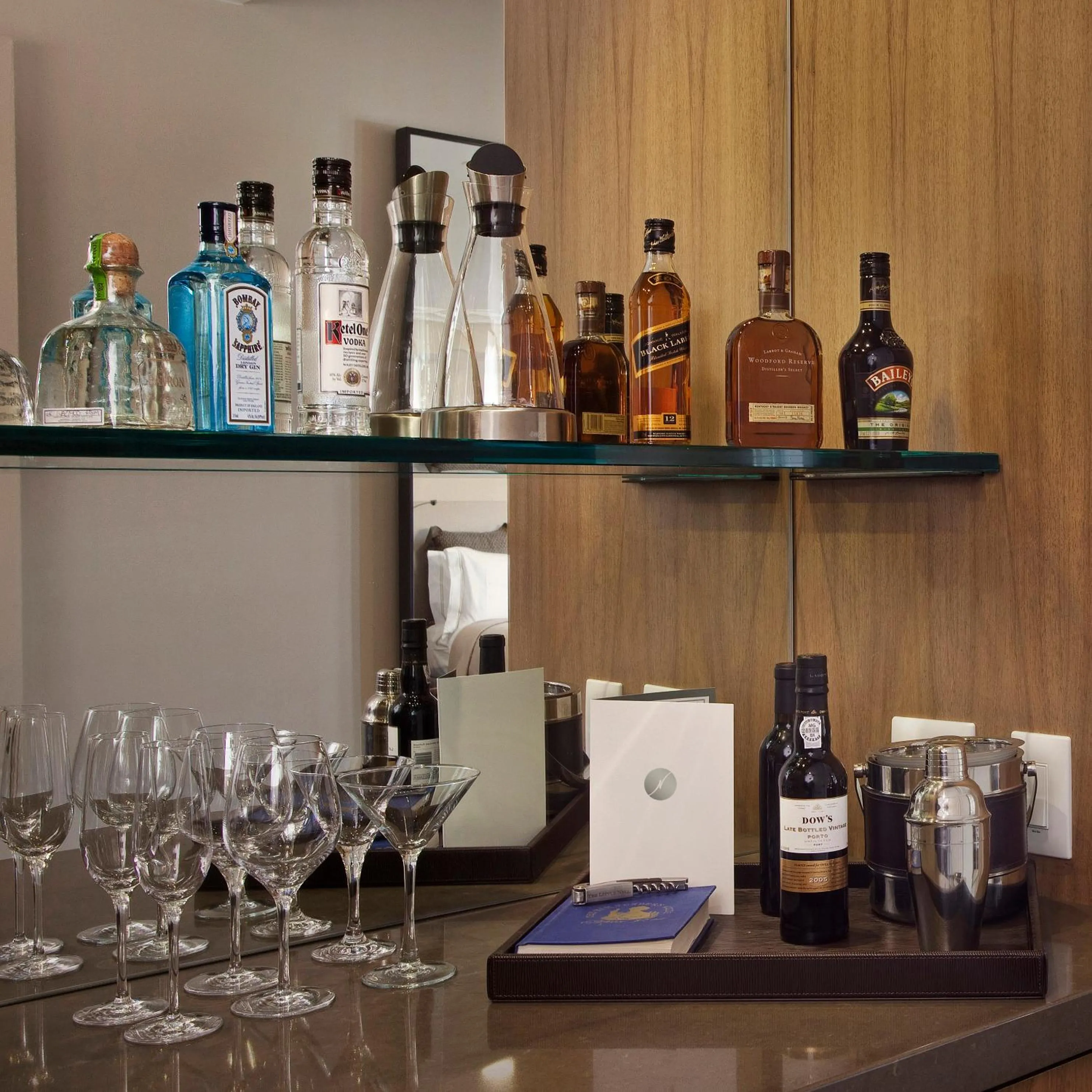 Food and drinks in The Little Nell