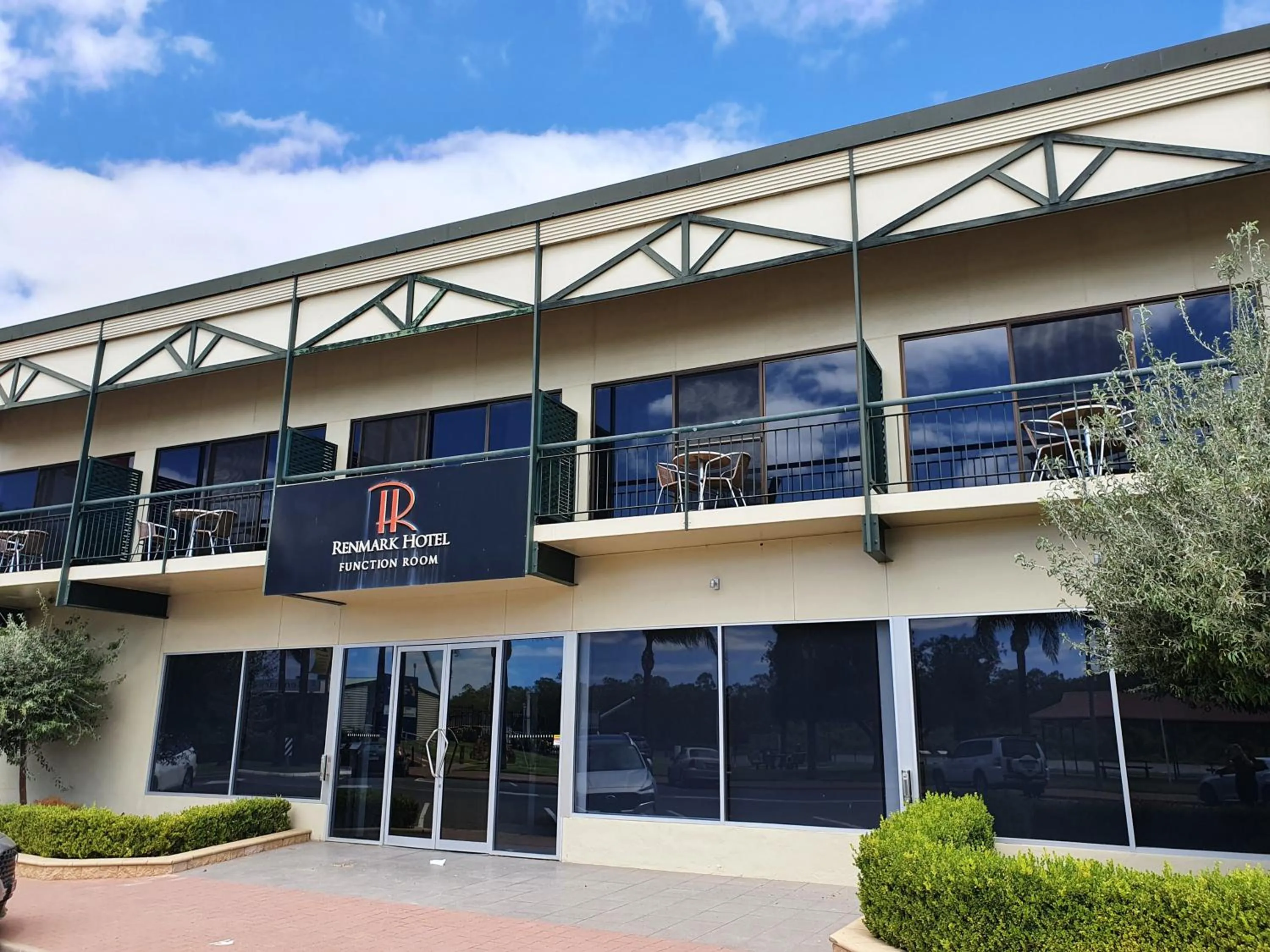 Facade/entrance in Hotel Renmark