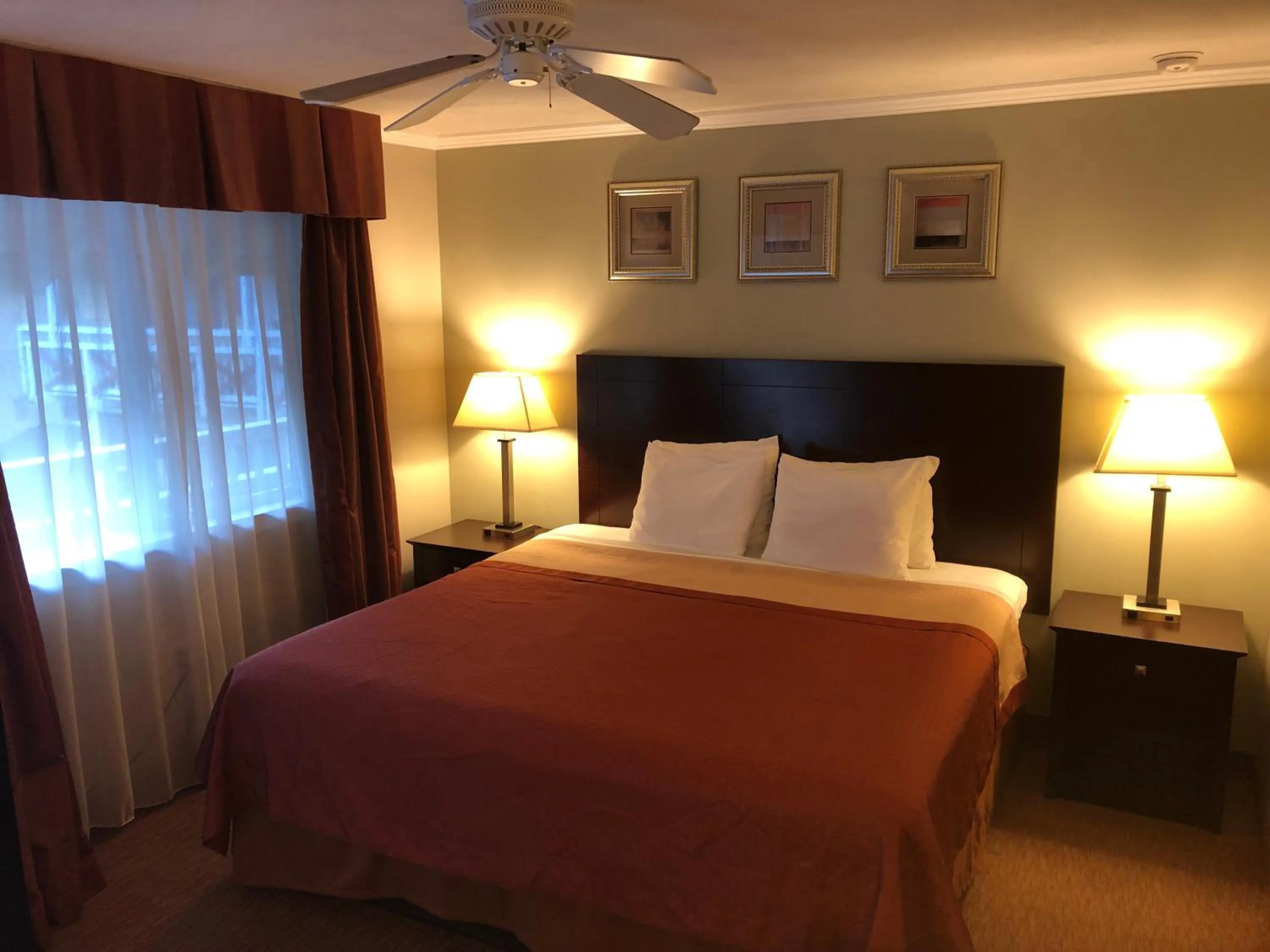 Bedroom, Bed in Global Inn